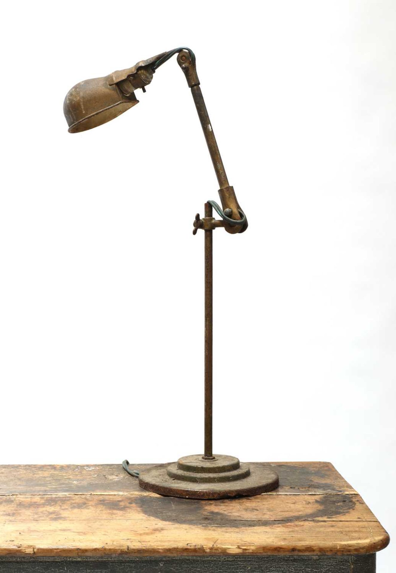 An industrial painted metal machinist's lamp, - Bild 2 aus 2