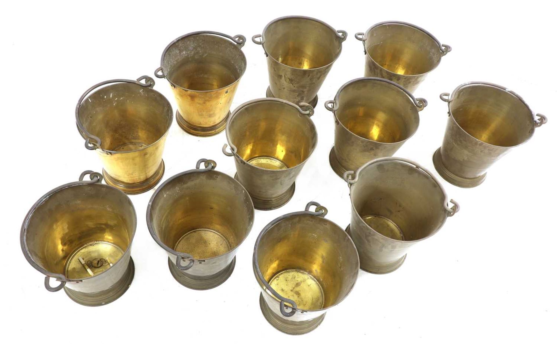 A set of eleven brass buckets, - Bild 2 aus 2