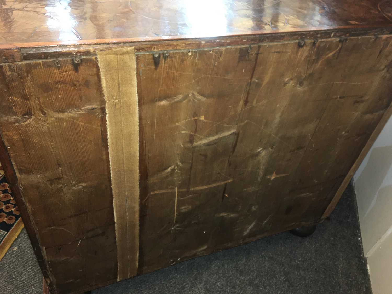 A William and Mary oyster veneered laburnum and fruitwood inlaid chest of drawers - Image 34 of 85