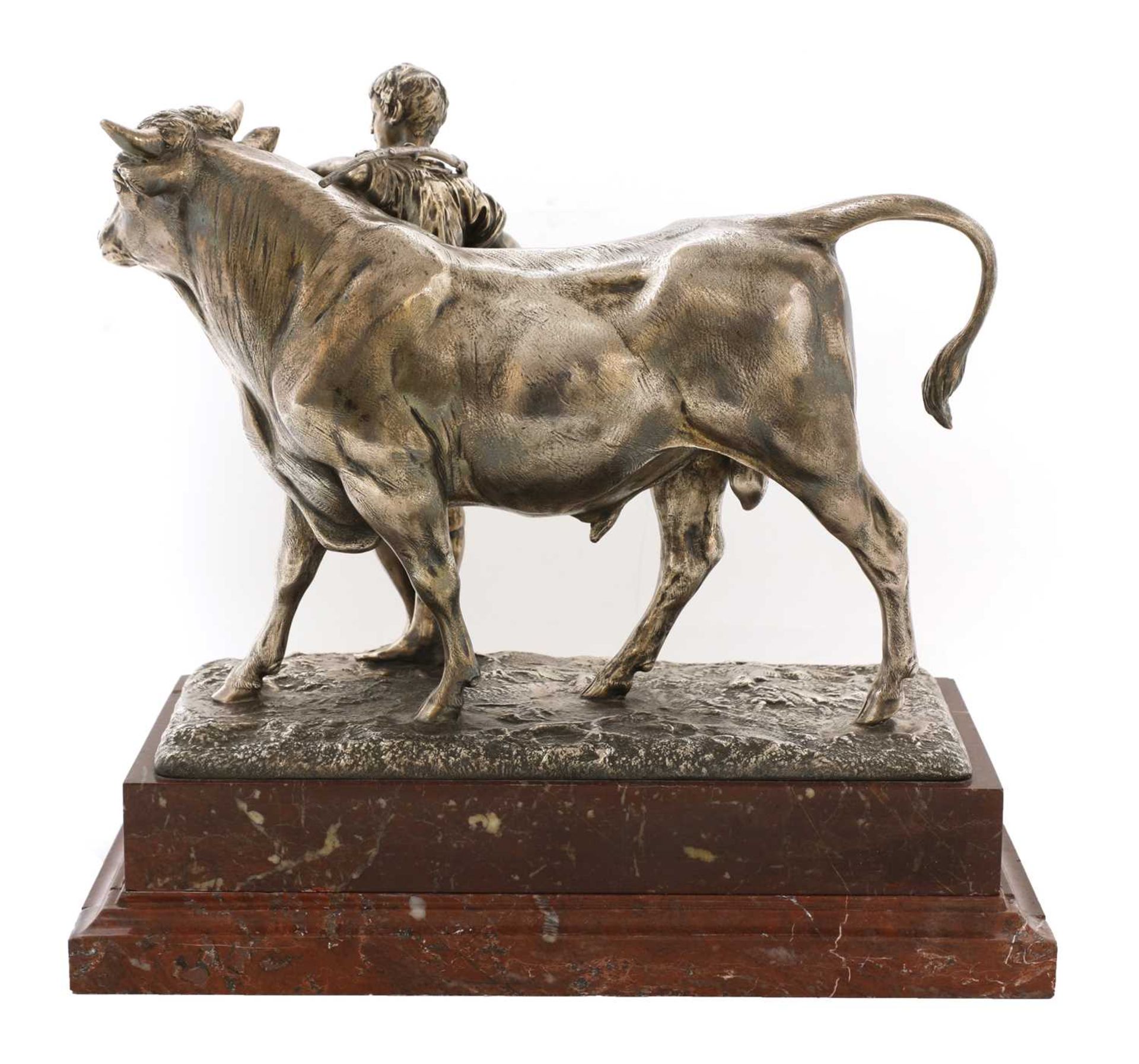 A silvered bronze agricultural trophy in the form of a bull and handler, - Bild 2 aus 6