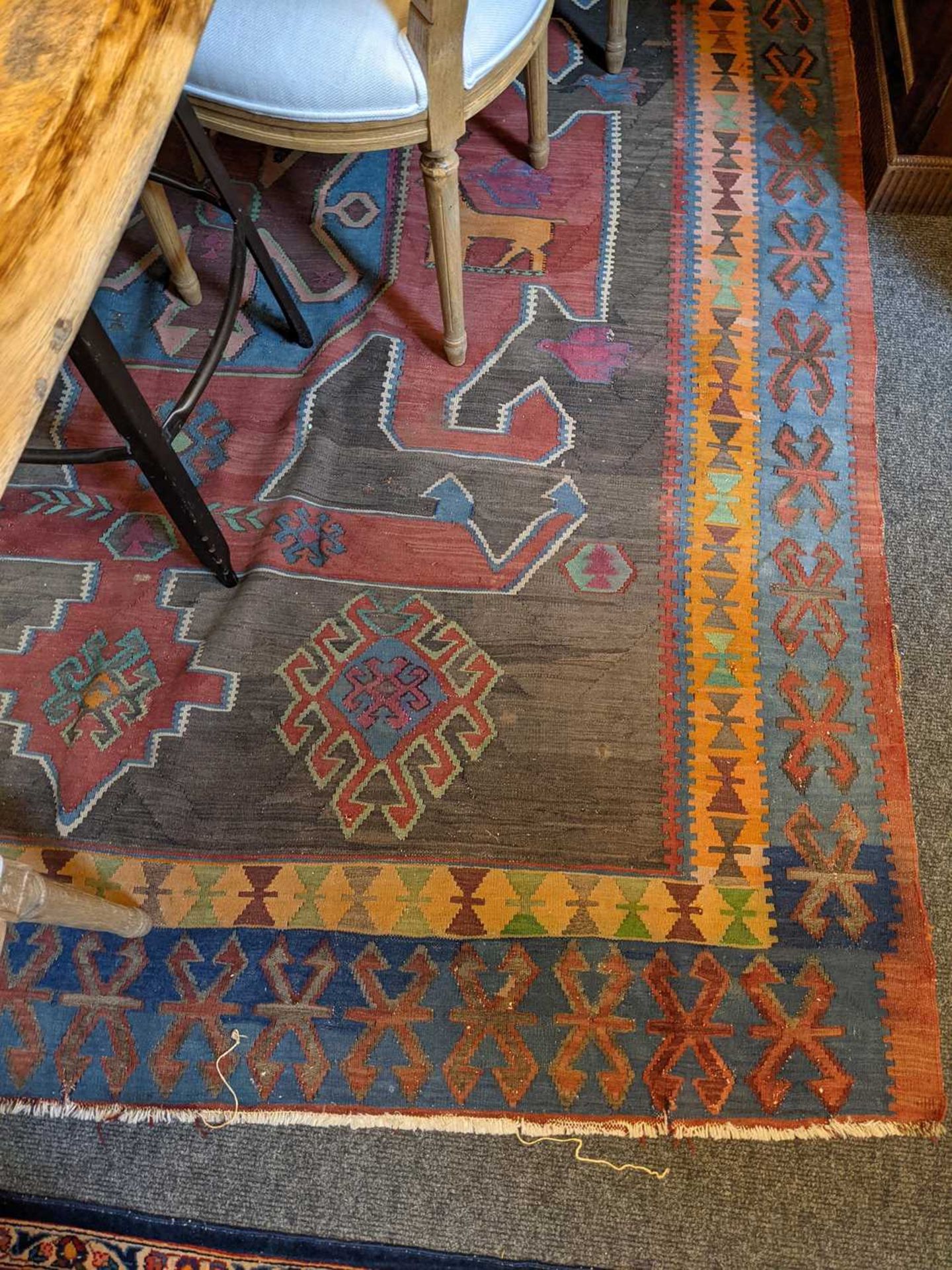A large kilim rug - Image 7 of 10