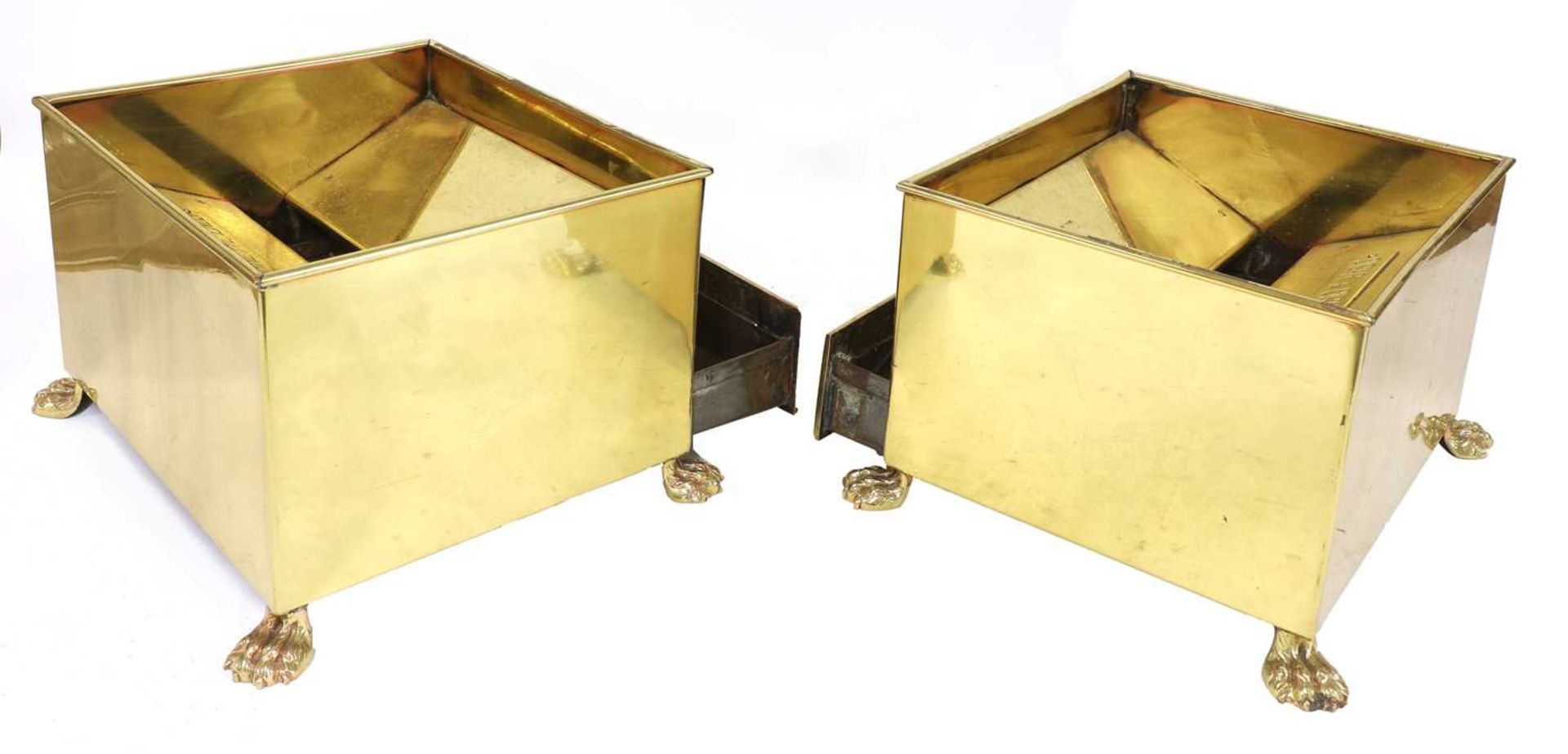 A pair of large brass ashtrays, - Bild 2 aus 2