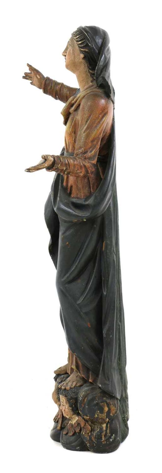 A Continental carved wood figure of Mary, - Bild 2 aus 4