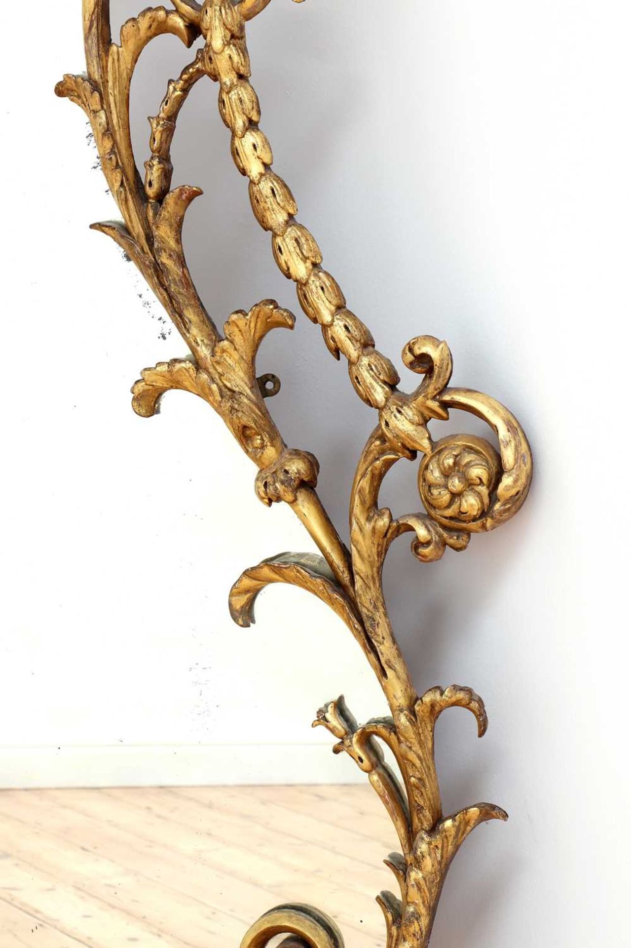 A George III giltwood wall mirror, - Bild 6 aus 50