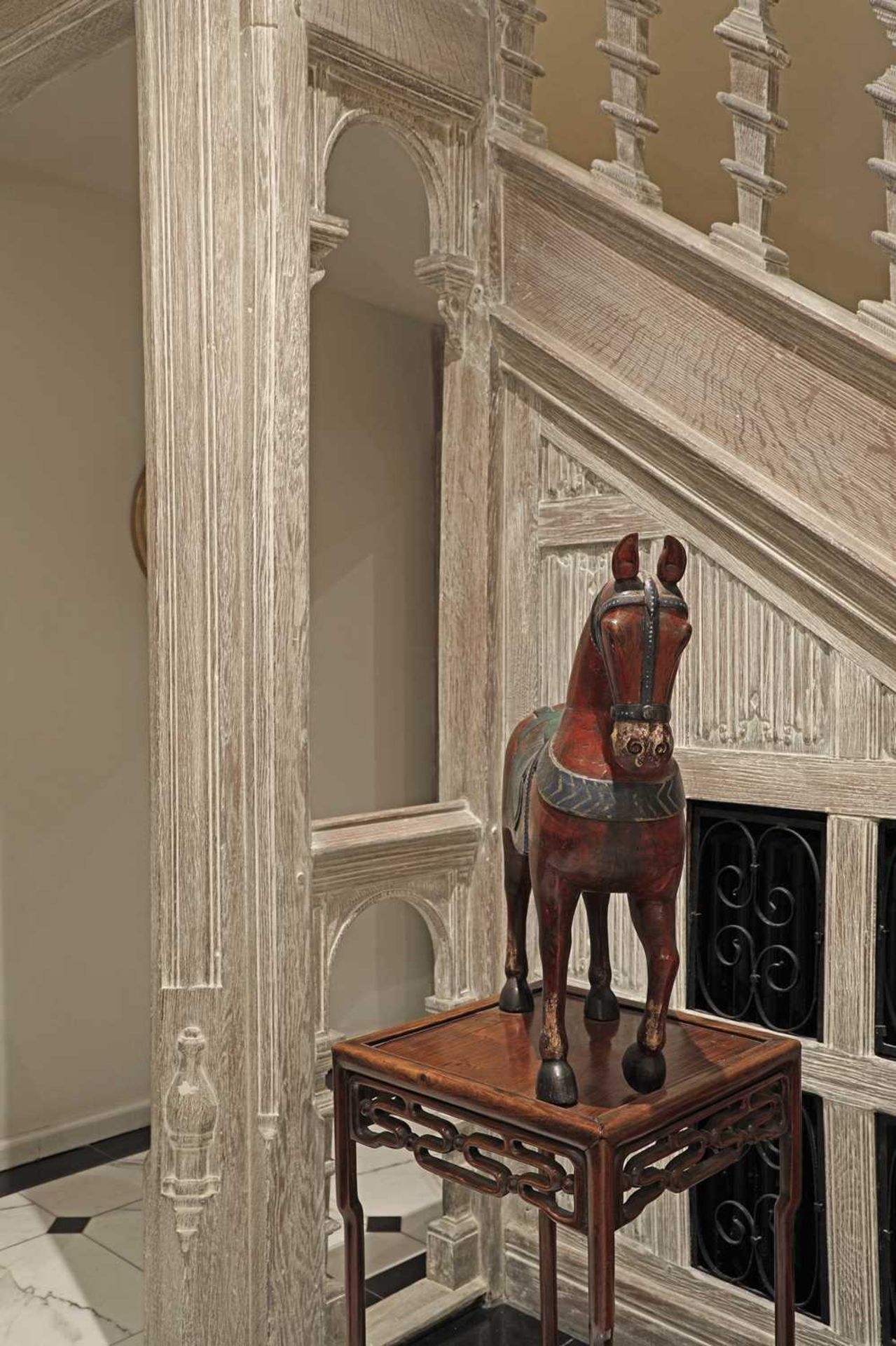 An Indian polychrome painted wooden horse, - Bild 6 aus 7