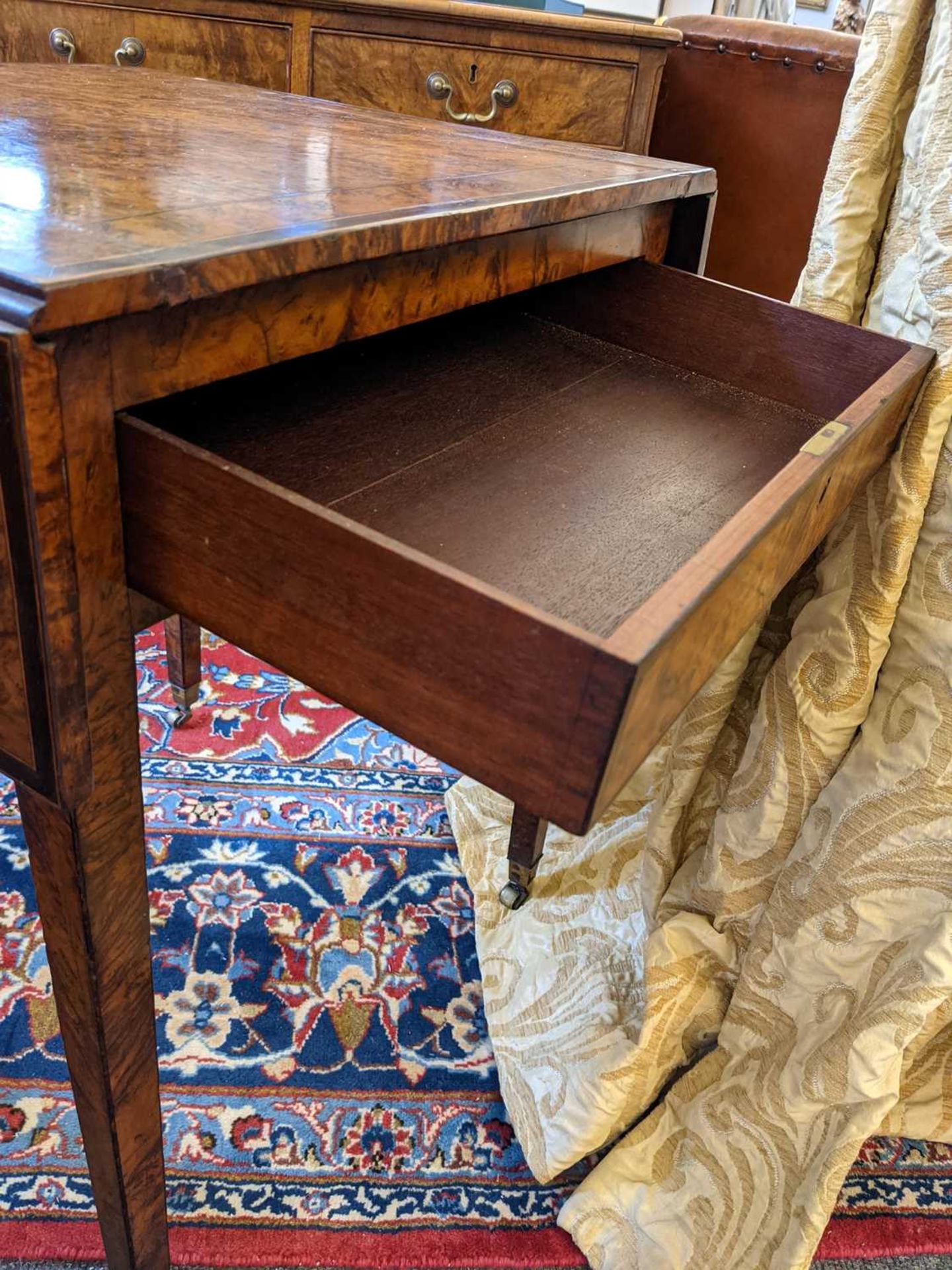 A George III burr yew Pembroke table, - Bild 11 aus 16