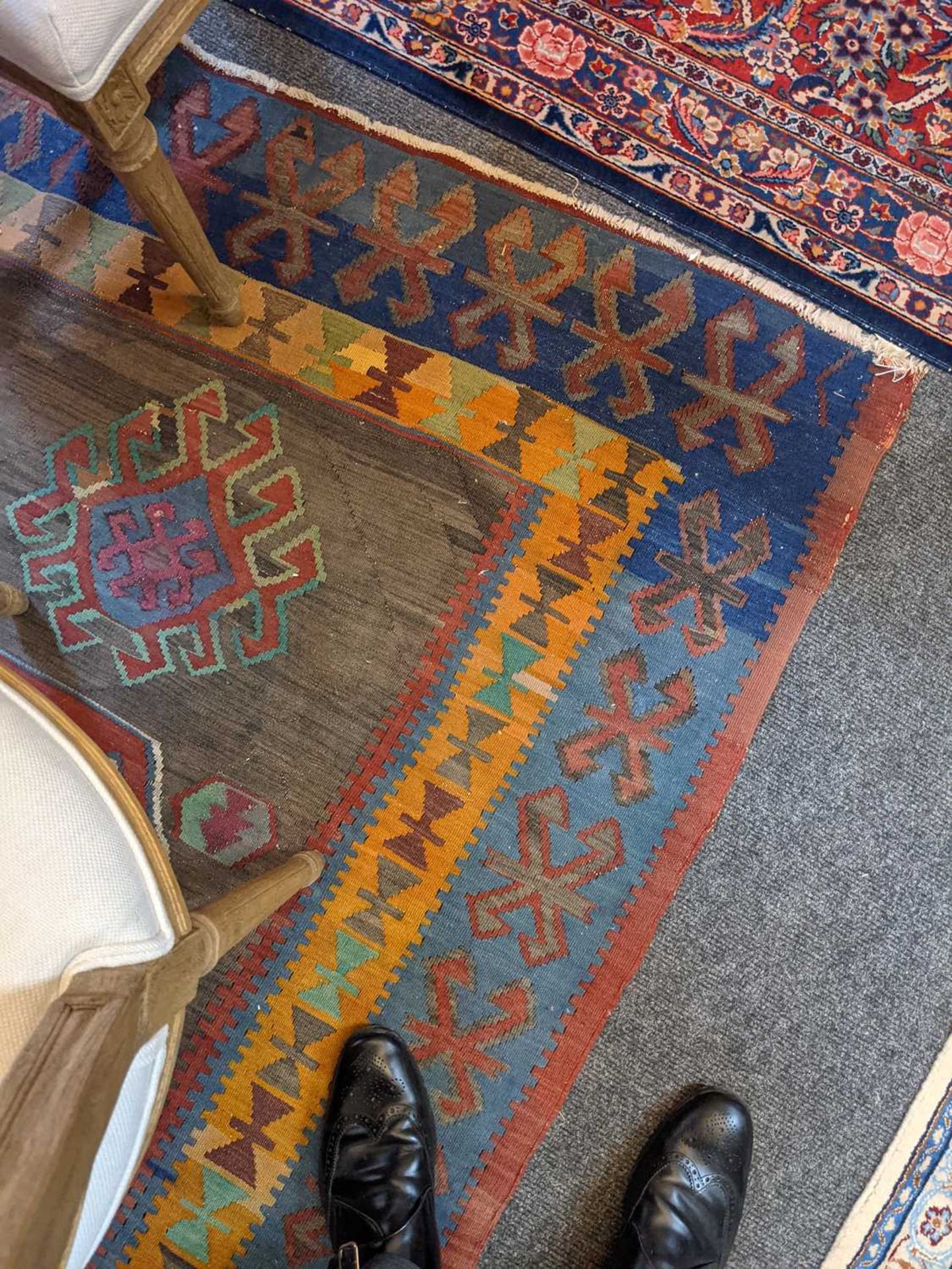 A large kilim rug - Image 10 of 10