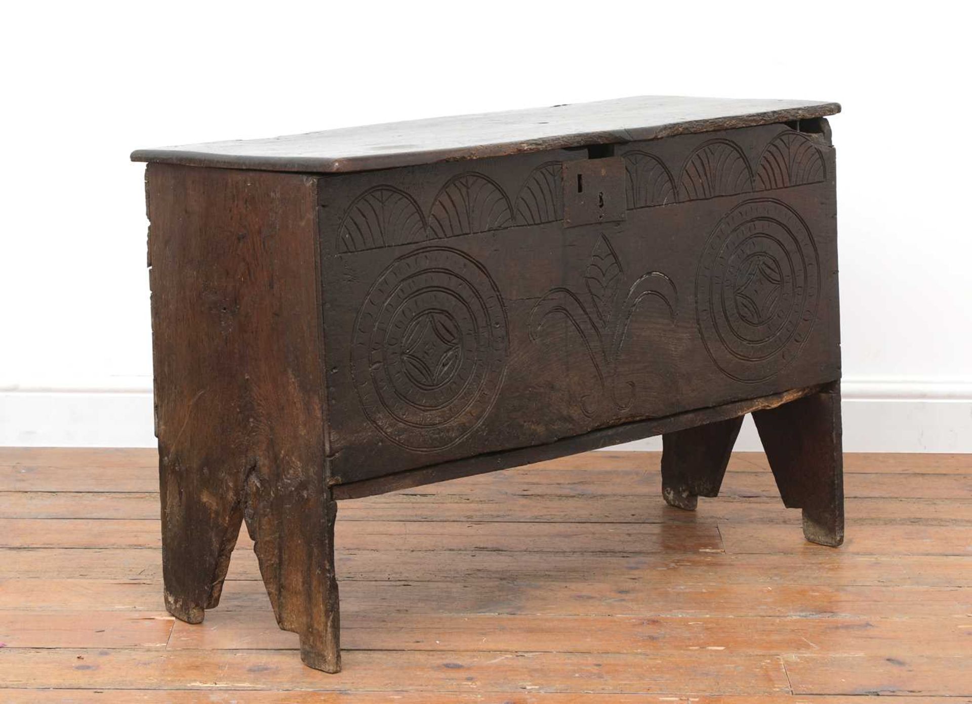 An oak six-plank coffer, - Bild 2 aus 5