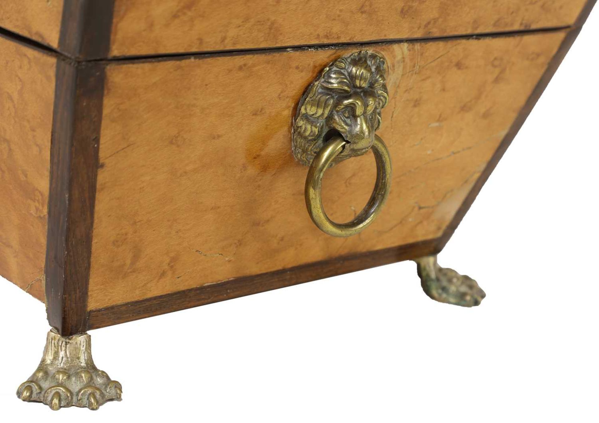 A Regency bird's-eye maple and thuya sarcophagus box, - Bild 5 aus 7