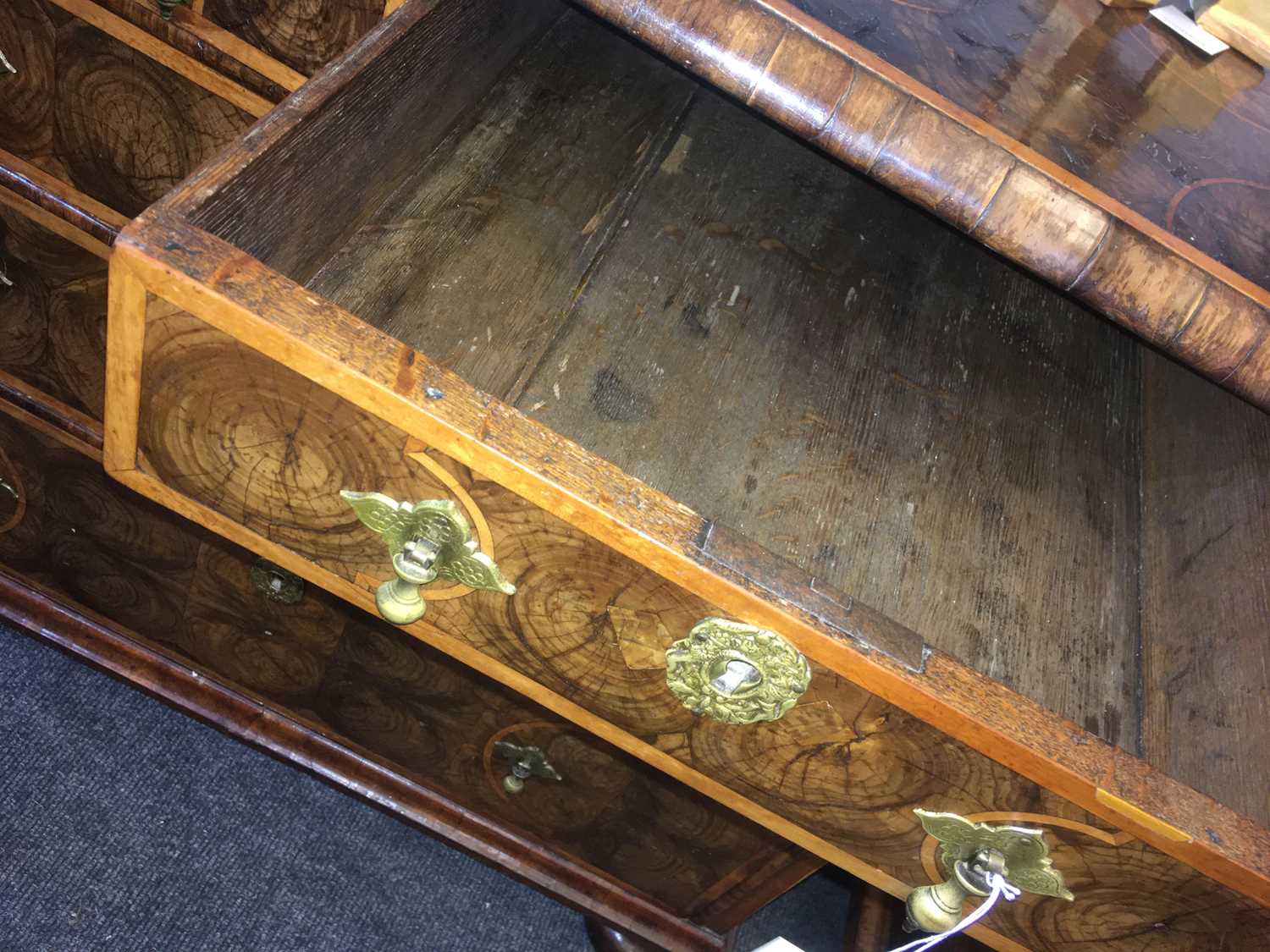 A William and Mary oyster veneered laburnum and fruitwood inlaid chest of drawers - Image 24 of 85