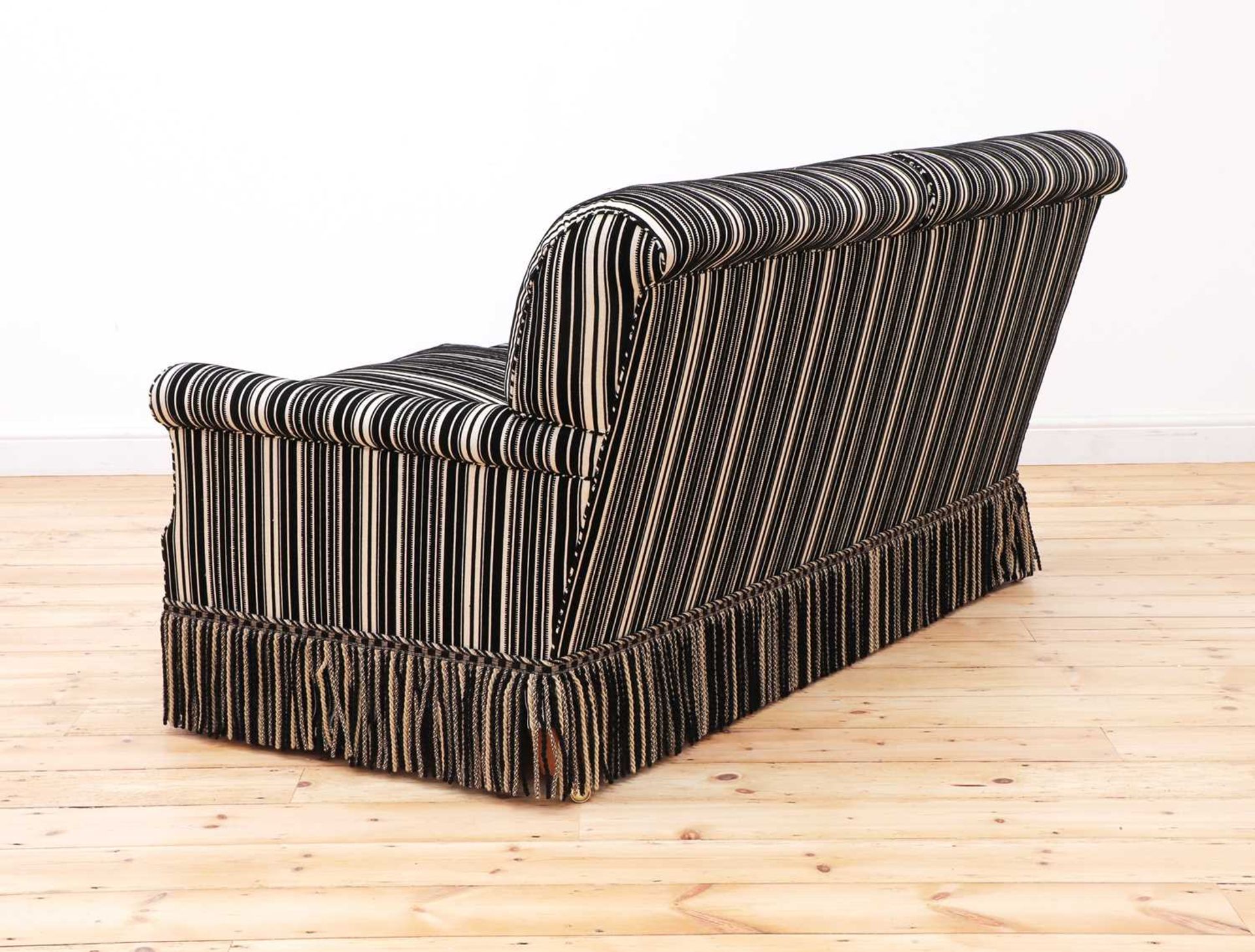 A modern two-seater sofa by Howard Chairs Ltd. - Bild 3 aus 12