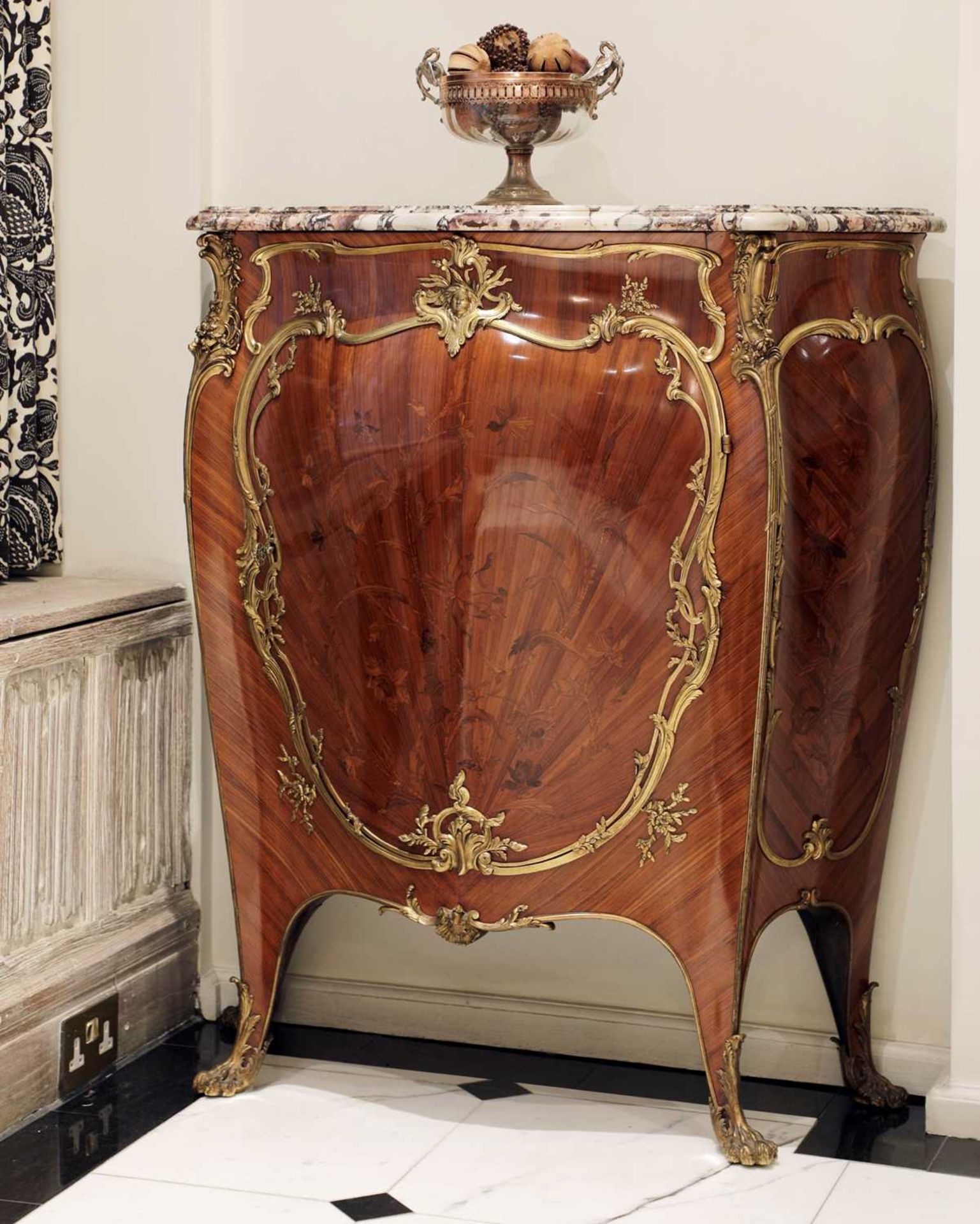 A French Louis XV-style amaranth and kingwood meuble d'appui, - Image 2 of 80