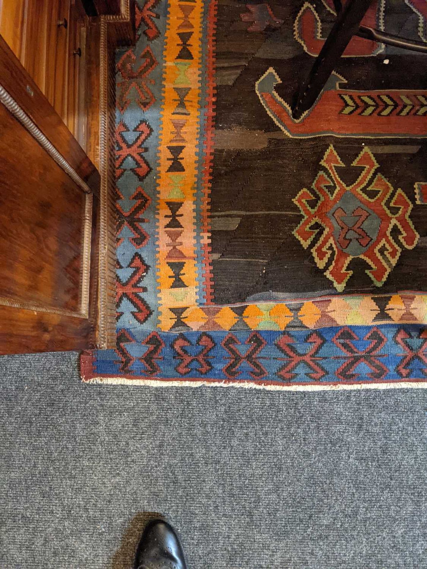 A large kilim rug - Image 8 of 10