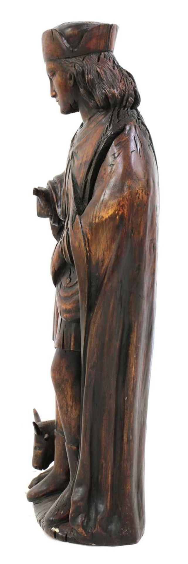 An Austrian carved wood figure of a hunter, - Bild 3 aus 4