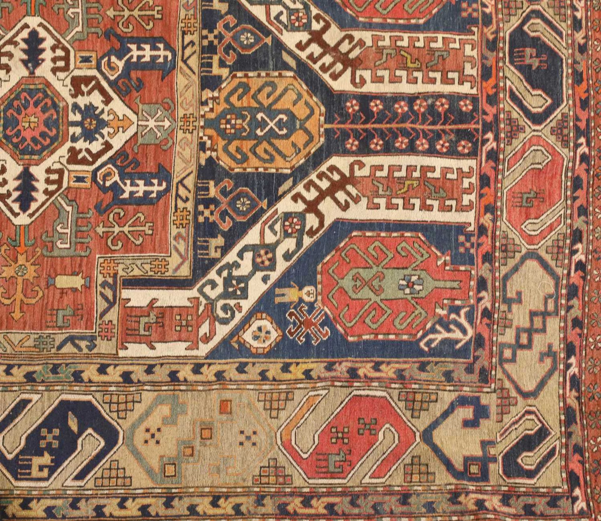 A large kilim rug - Image 4 of 10