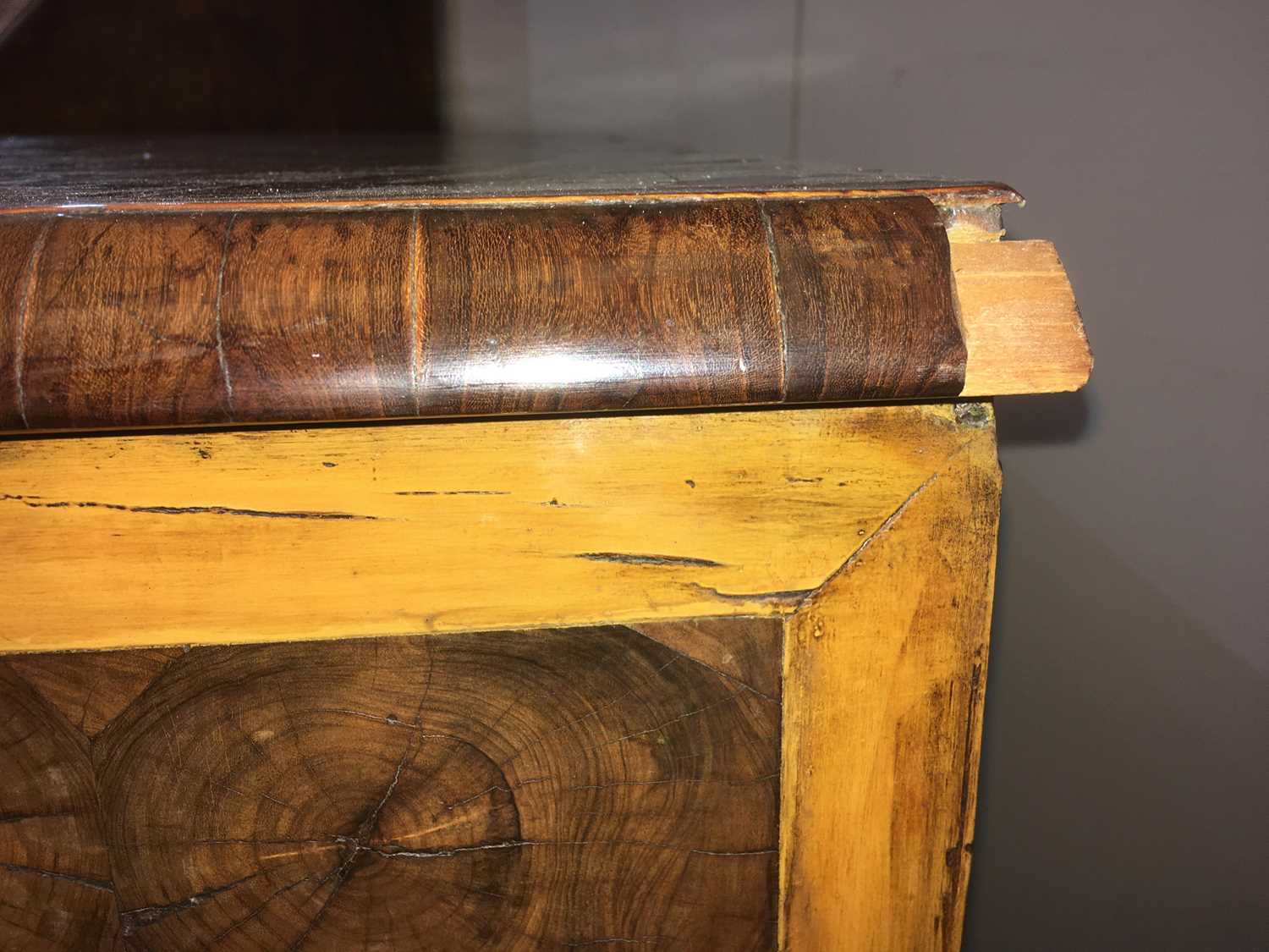 A William and Mary oyster veneered laburnum and fruitwood inlaid chest of drawers - Image 33 of 85