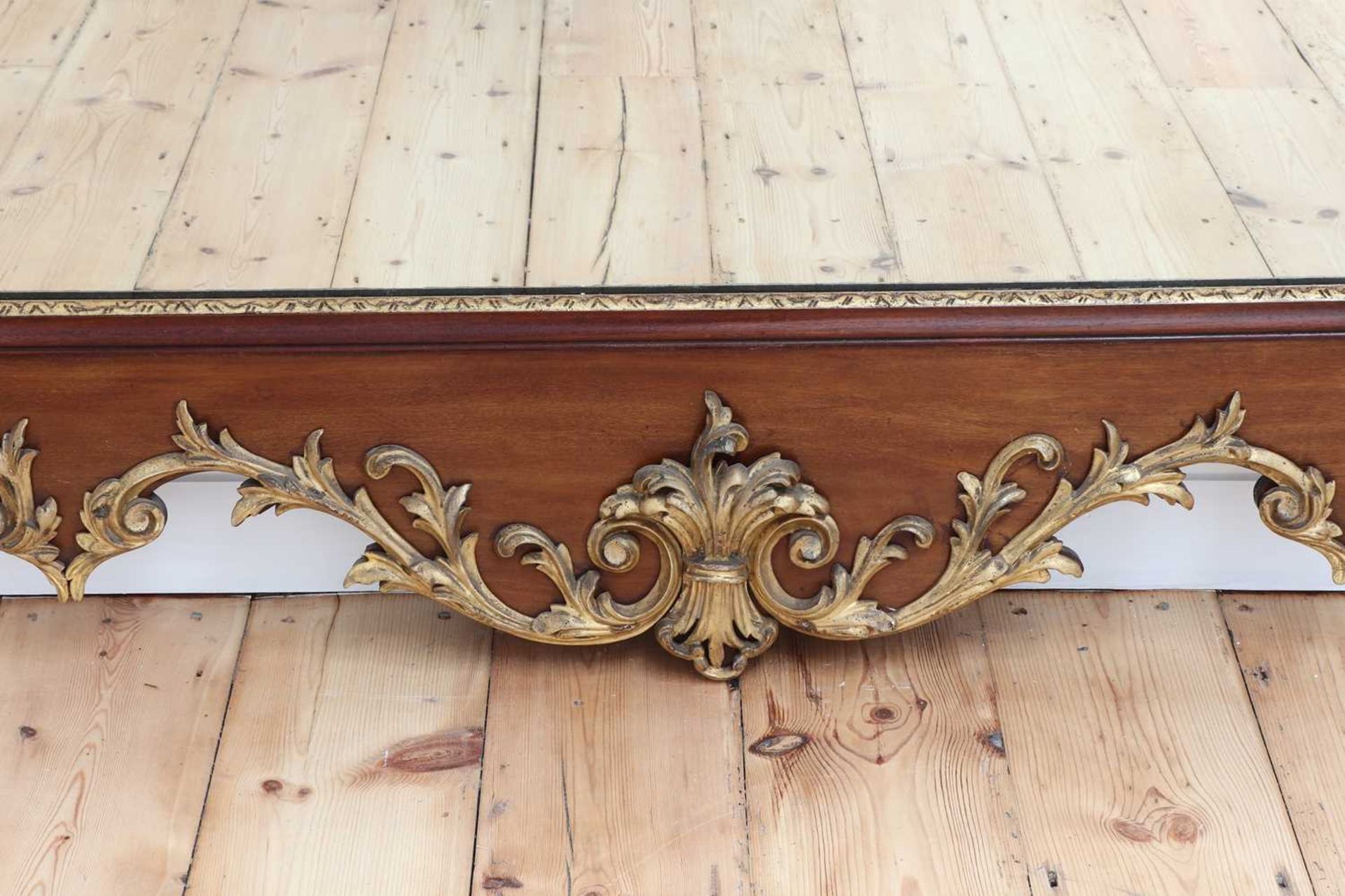 A large George II-style mahogany and parcel-gilt mirror, - Bild 4 aus 7