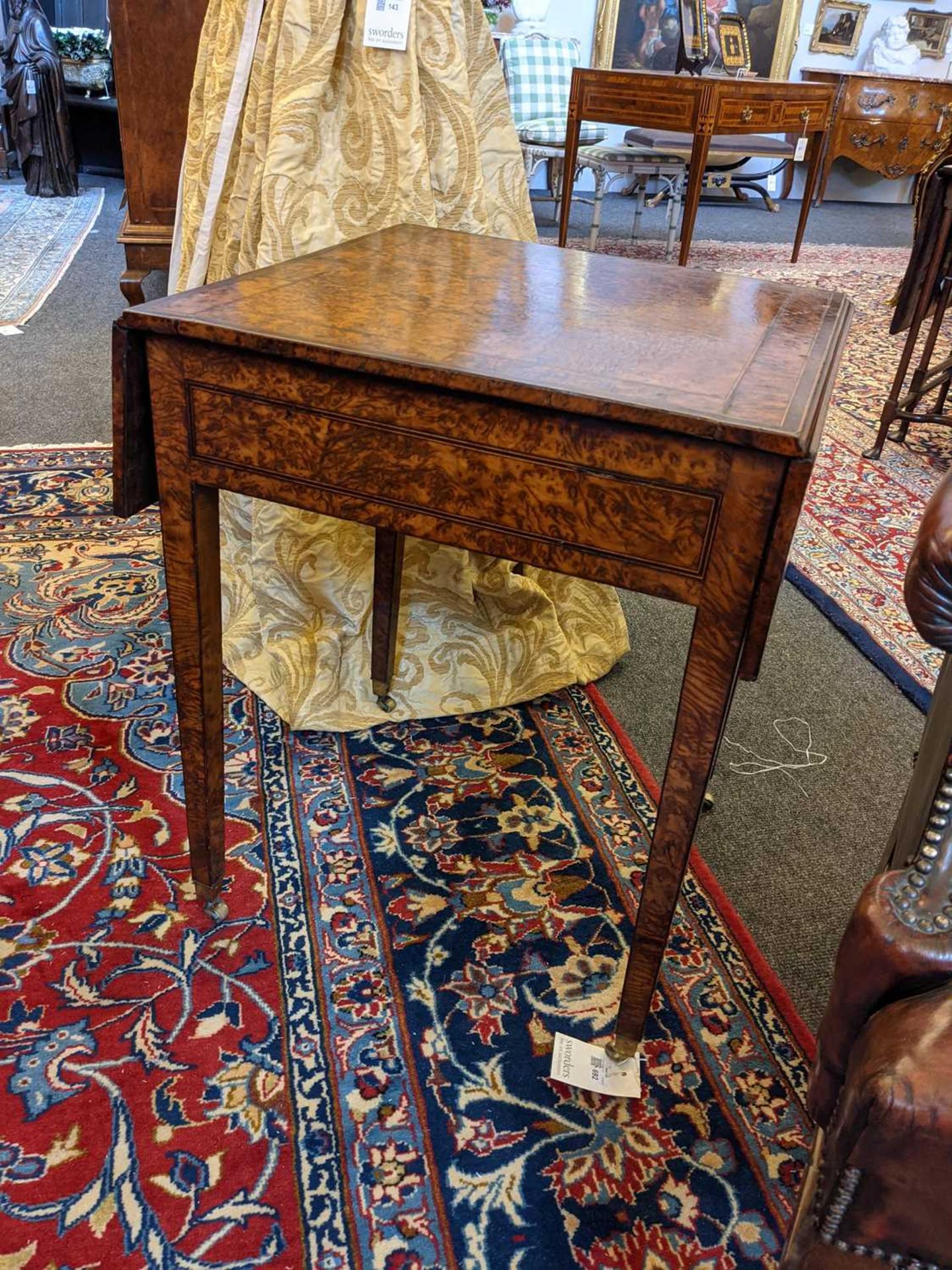 A George III burr yew Pembroke table, - Bild 13 aus 16