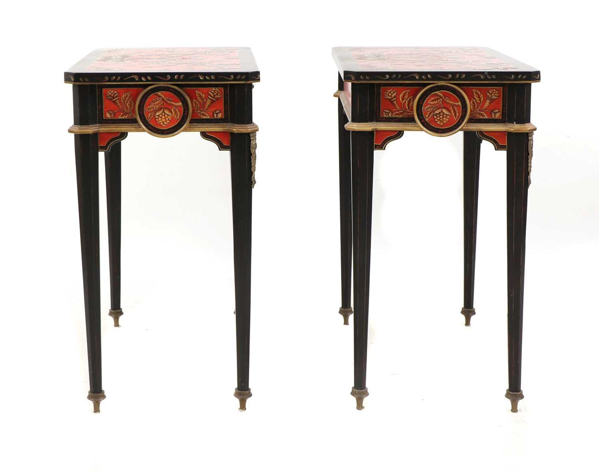 A pair of Napoleon III-style lacquered chinoiserie side tables, - Bild 5 aus 10