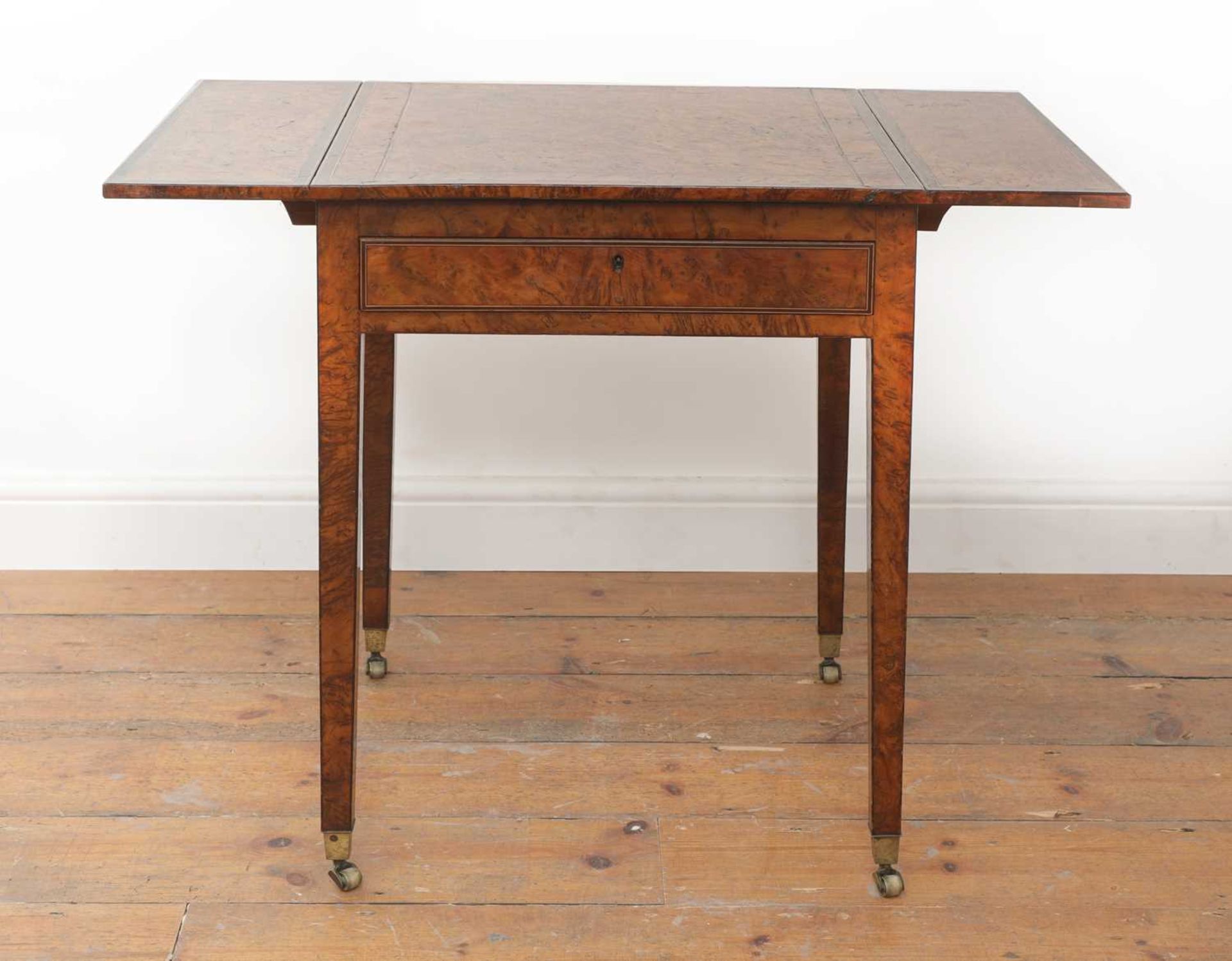 A George III burr yew Pembroke table, - Bild 3 aus 16