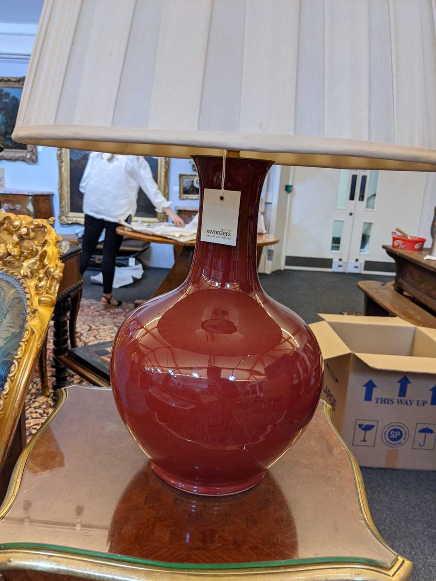 A pair of Chinese-style porcelain sang-de-boeuf table lamps, - Bild 7 aus 12