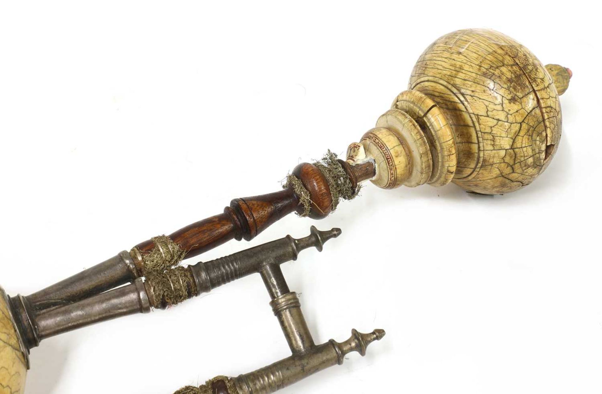 A Mughal ivory hookah pipe, - Bild 5 aus 10