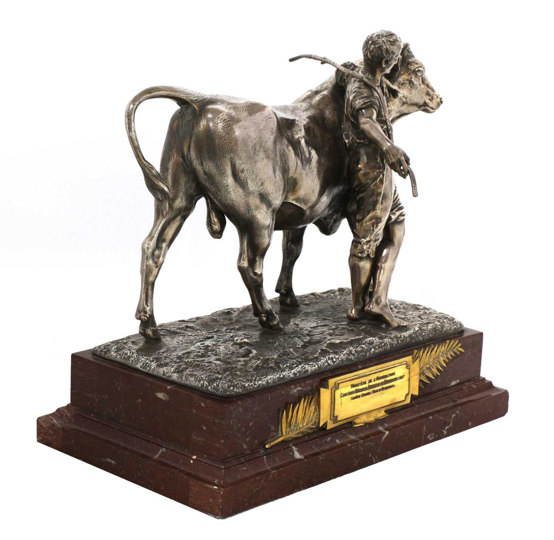 A silvered bronze agricultural trophy in the form of a bull and handler, - Bild 4 aus 6