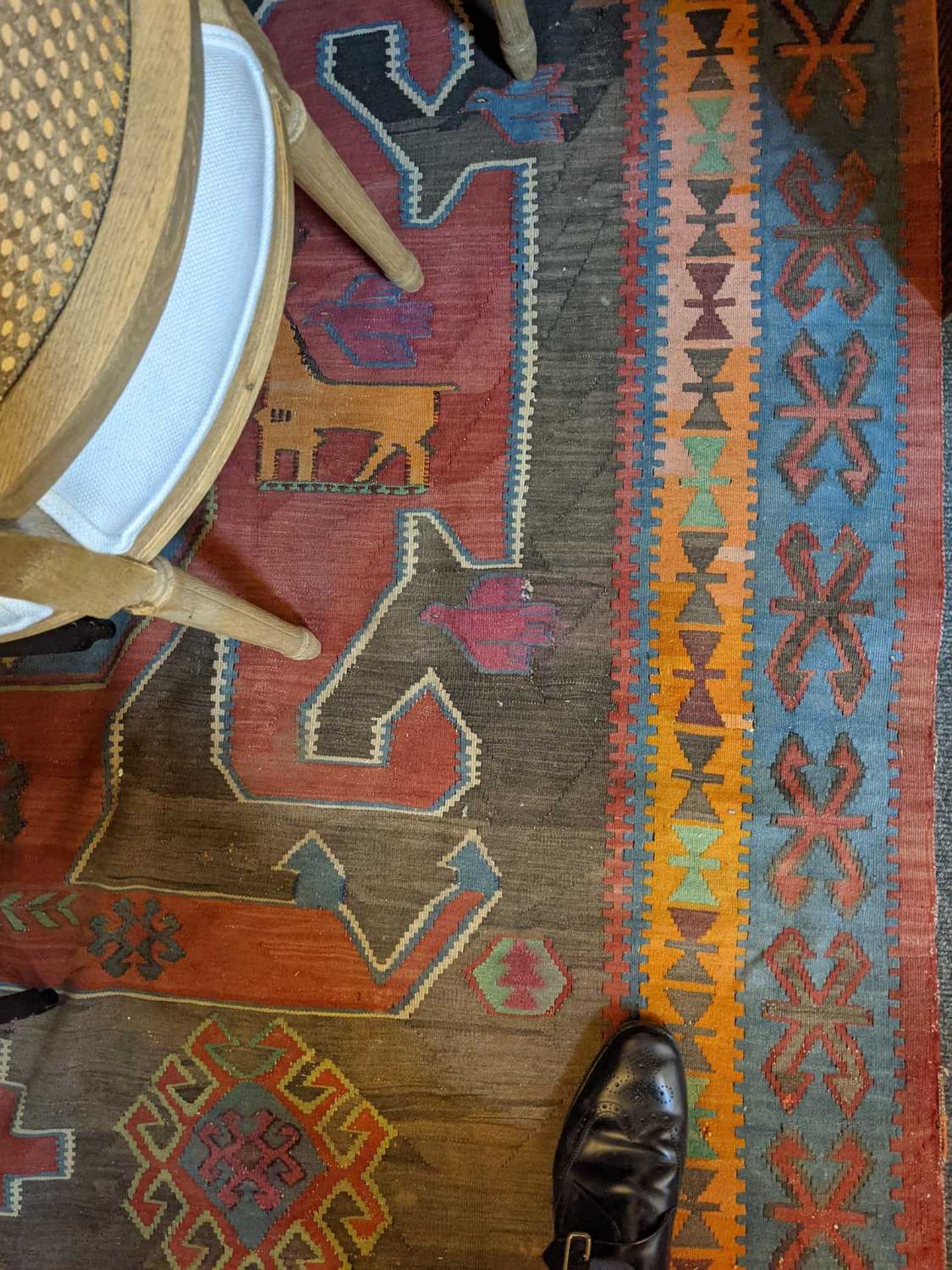 A large kilim rug - Image 5 of 10
