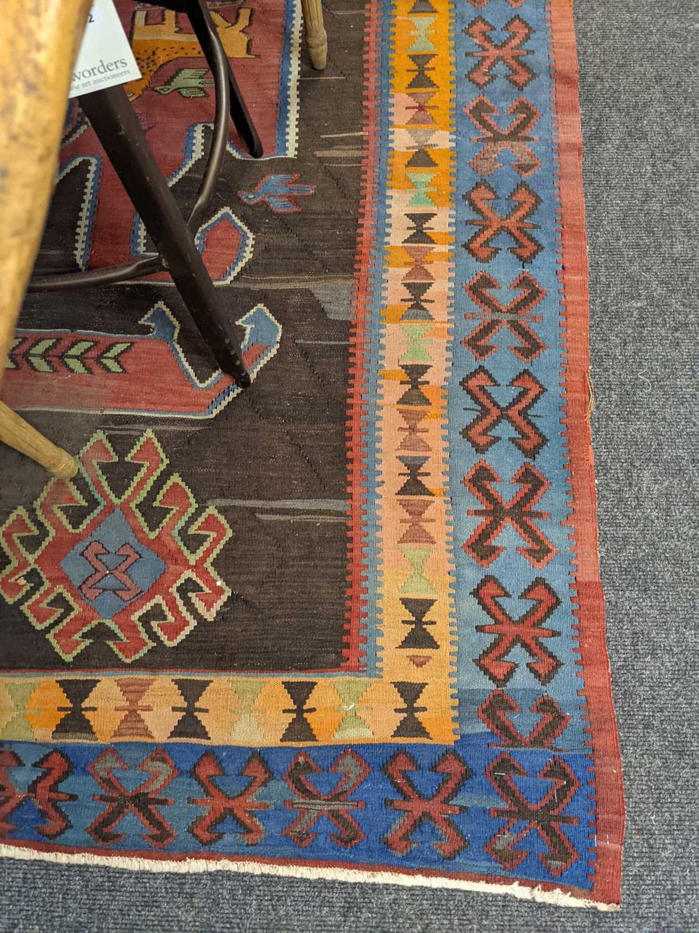 A large kilim rug - Image 9 of 10
