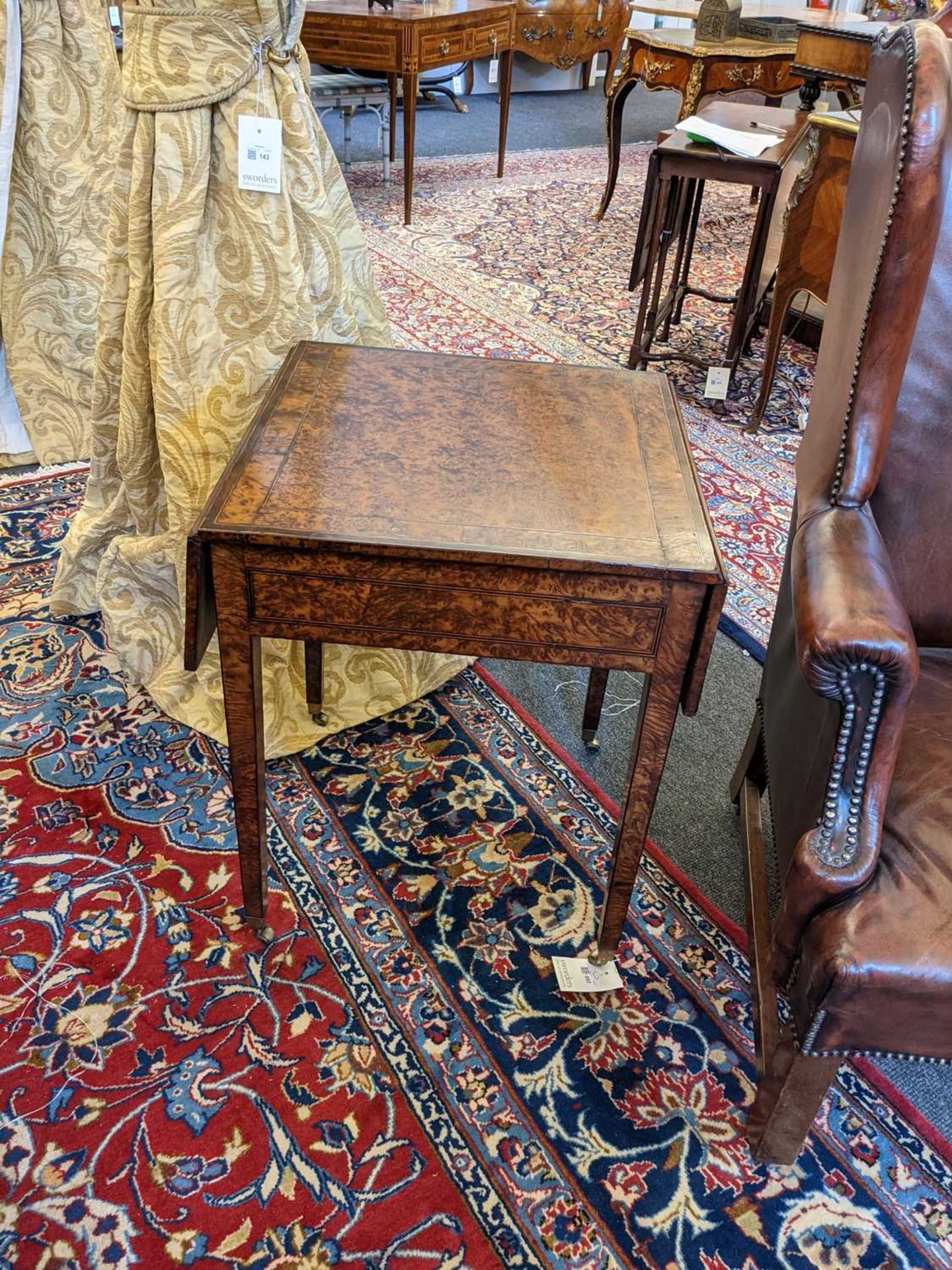 A George III burr yew Pembroke table, - Bild 7 aus 16