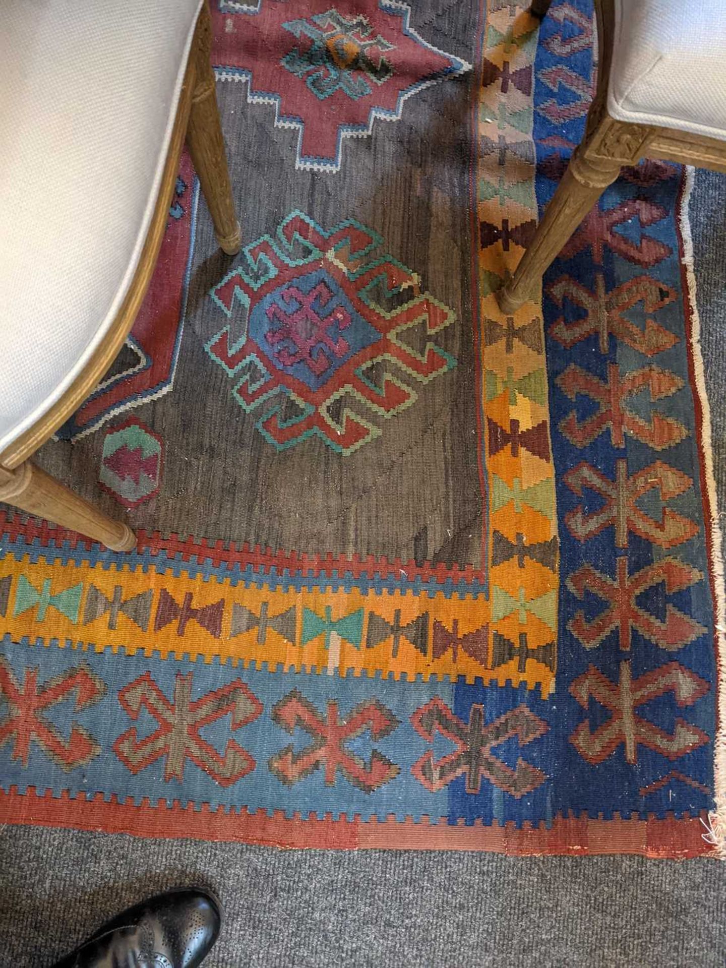 A large kilim rug - Image 6 of 10
