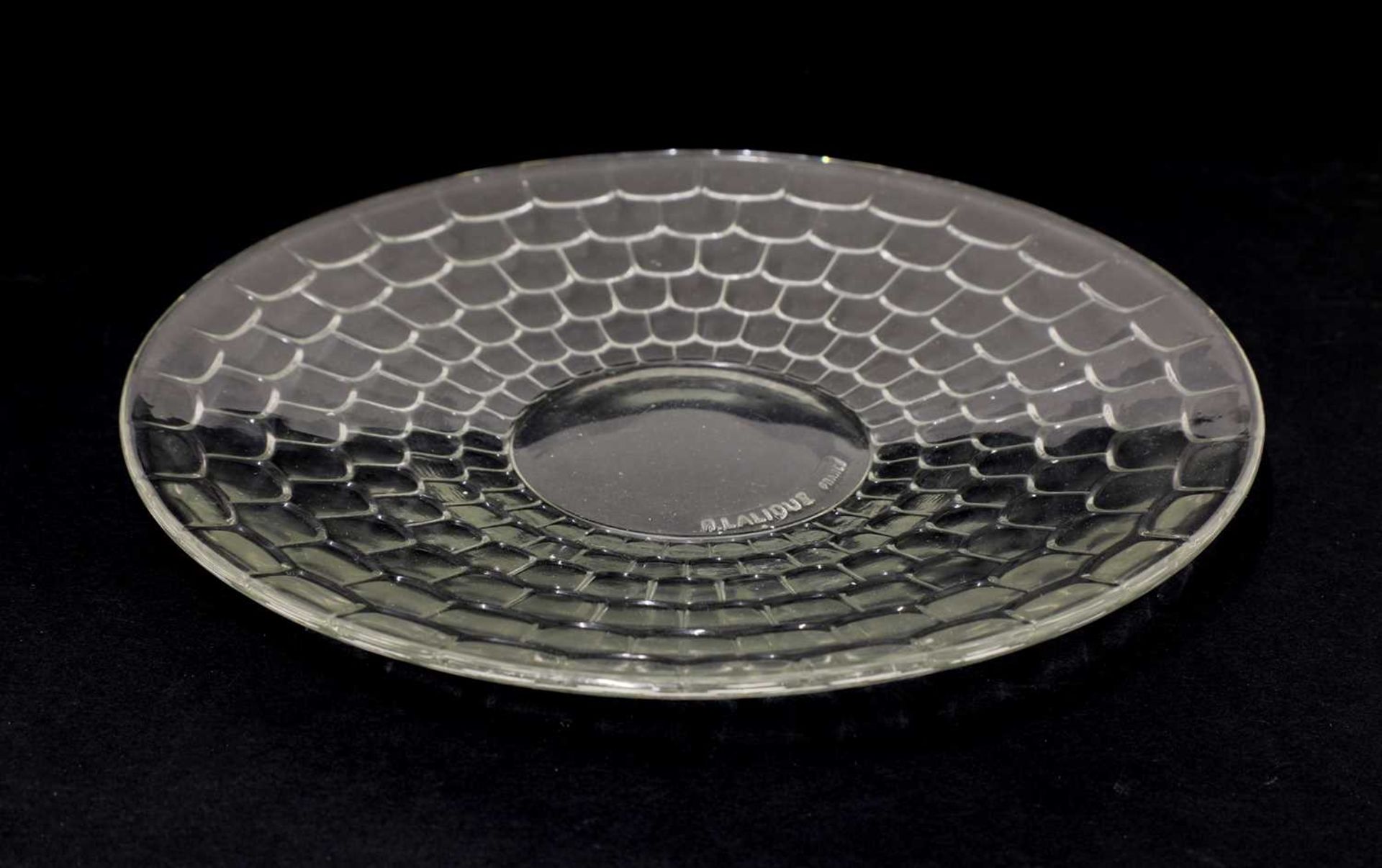 A Lalique 'Ecailles No. 4' clear glass plate, - Bild 2 aus 3