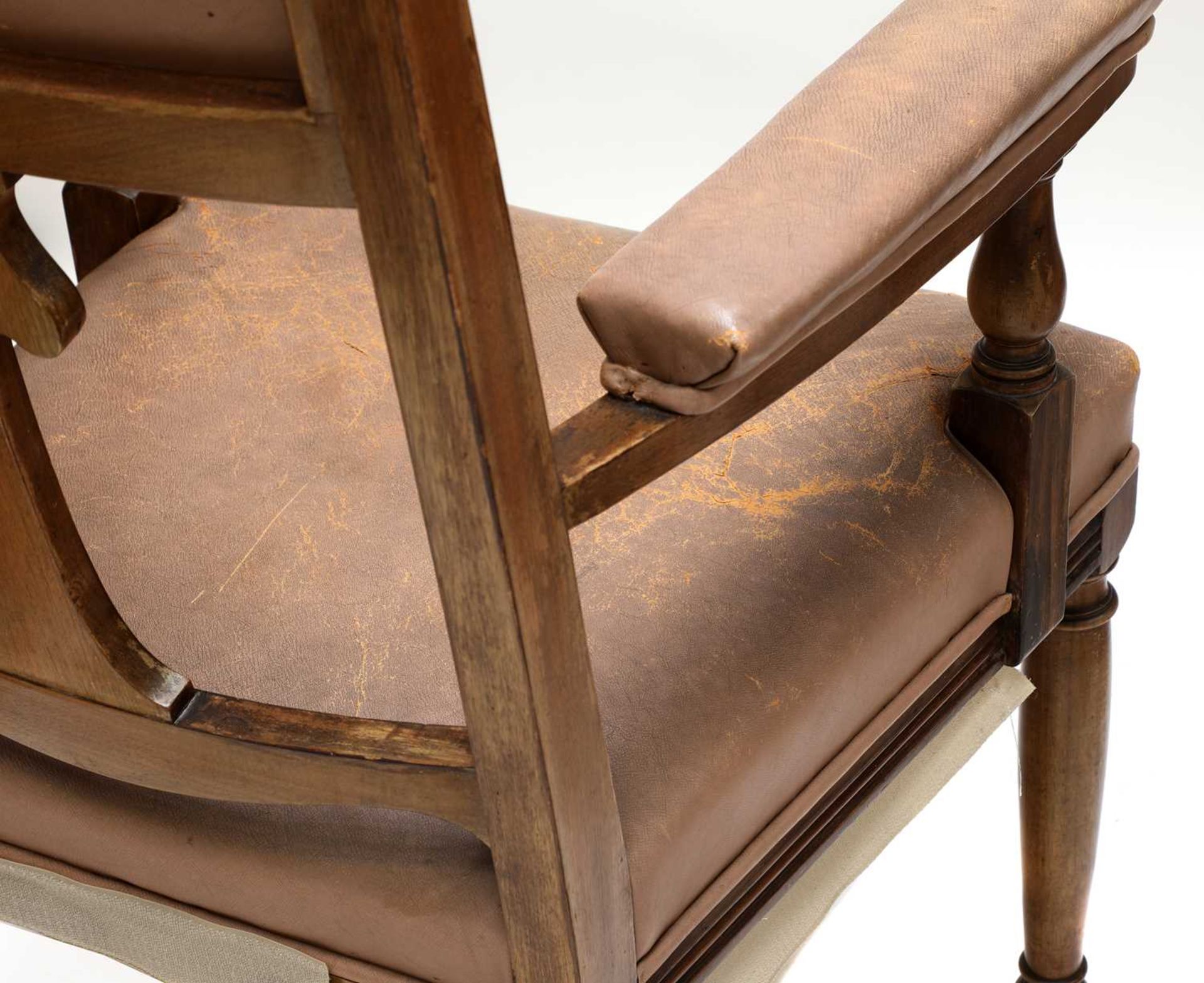 A set of eight Art Nouveau walnut dining chairs, - Bild 4 aus 6