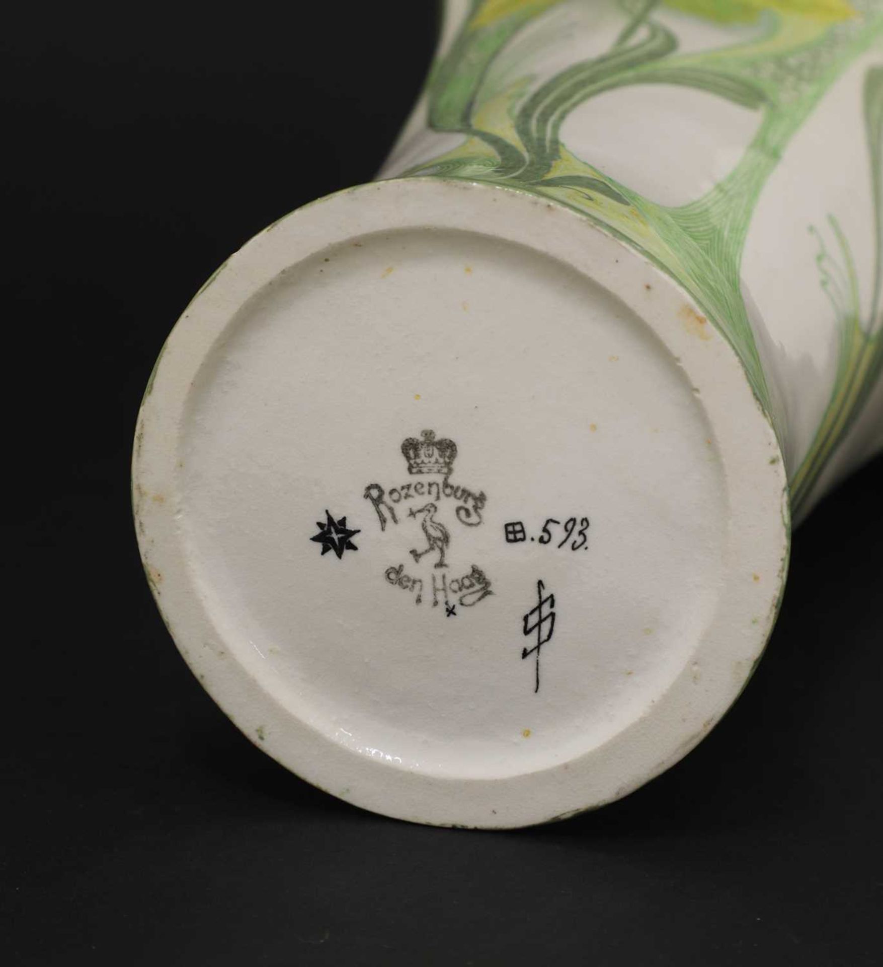 A Rozenburg Den Haag eggshell porcelain twin-handled vase, - Bild 6 aus 9