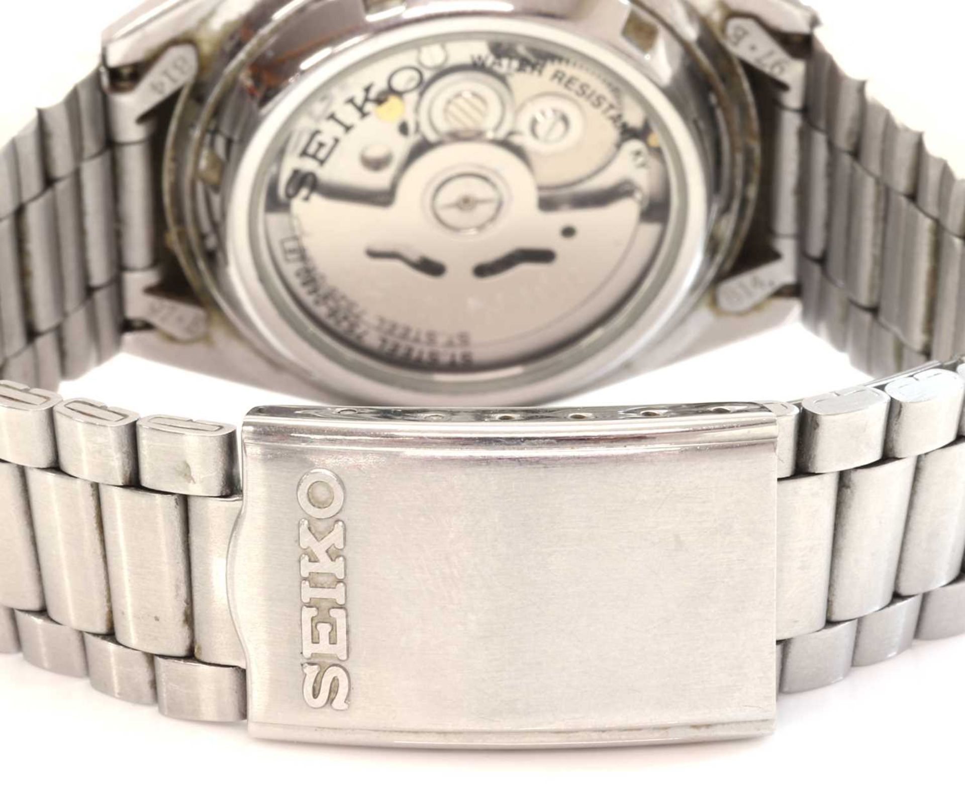 A gentlemen's stainless steel Seiko '5' automatic skeleton back bracelet watch, - Bild 4 aus 4