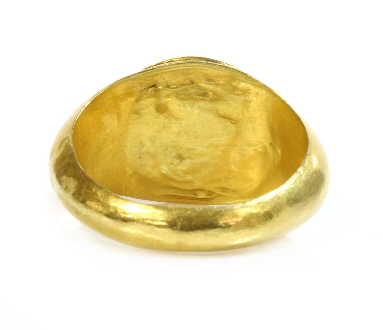 A Roman gentlemen's high carat gold 'eye' agate intaglio ring, - Image 2 of 2