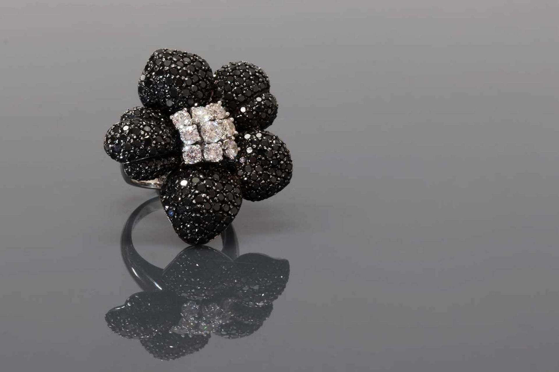 A Continental white and black diamond orchid ring, c.1990, - Bild 2 aus 2