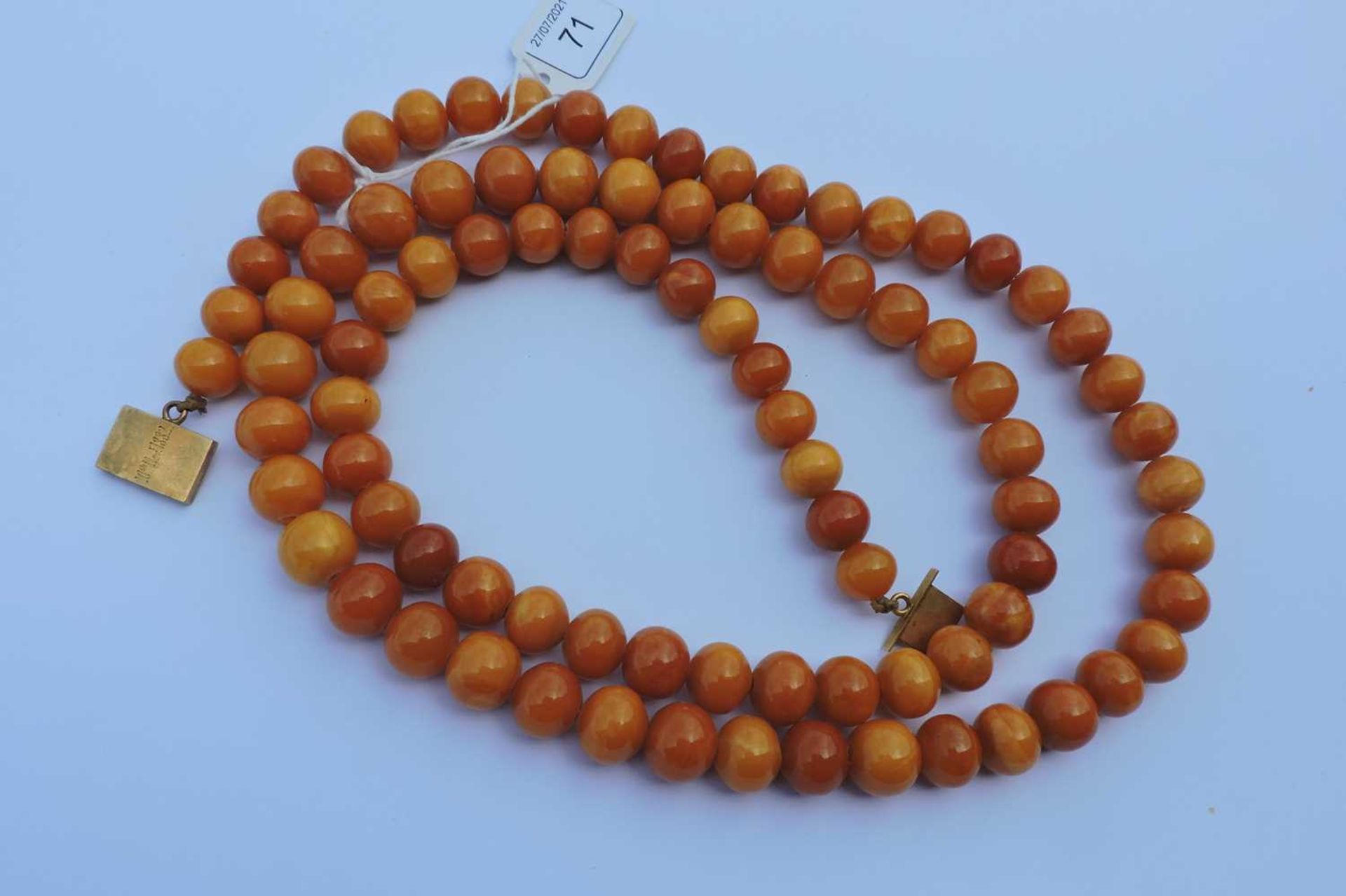 A single row uniform spherical butterscotch amber bead necklace, - Image 4 of 6