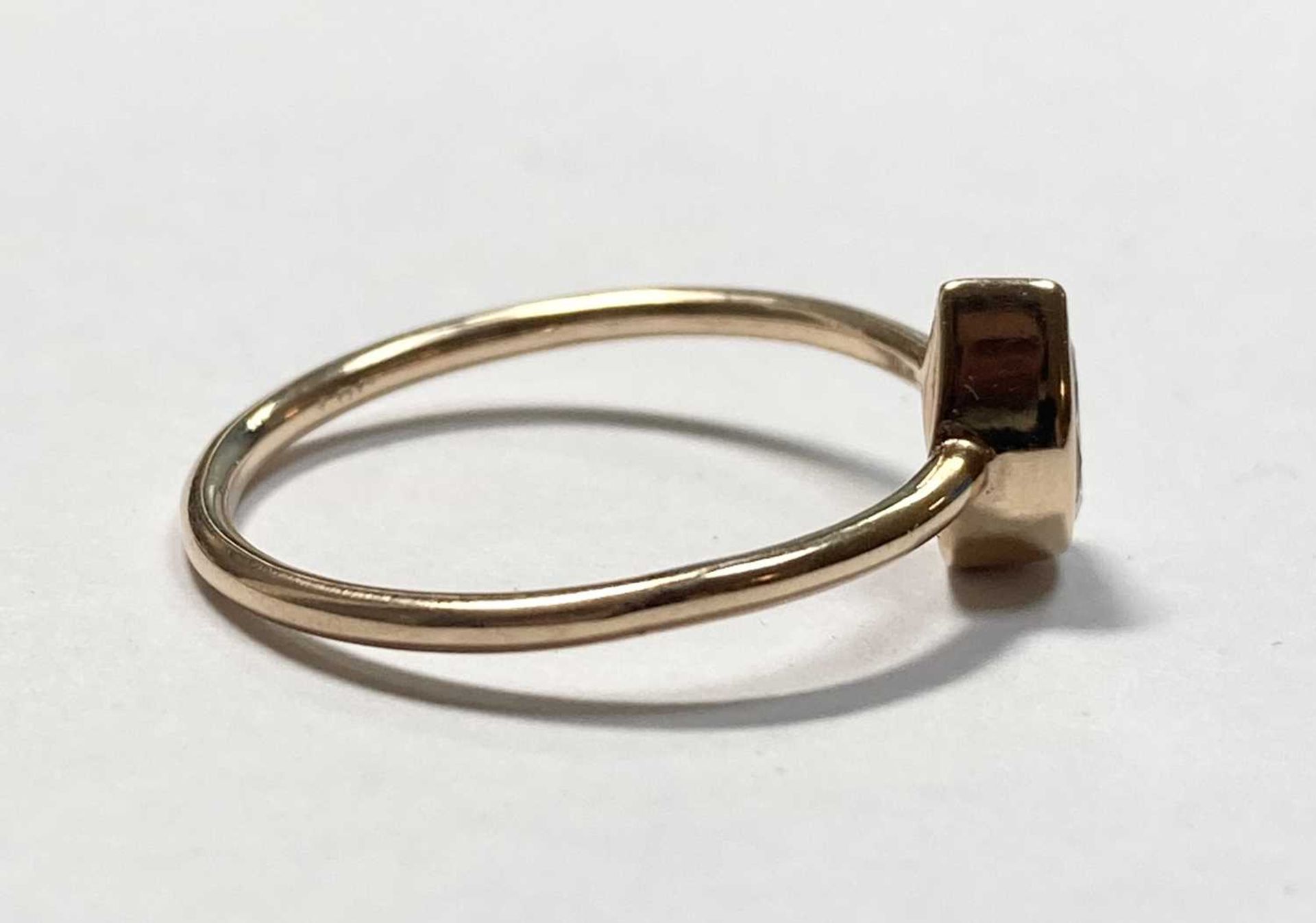 A rose gold single stone pear cut diamond ring, - Bild 7 aus 7