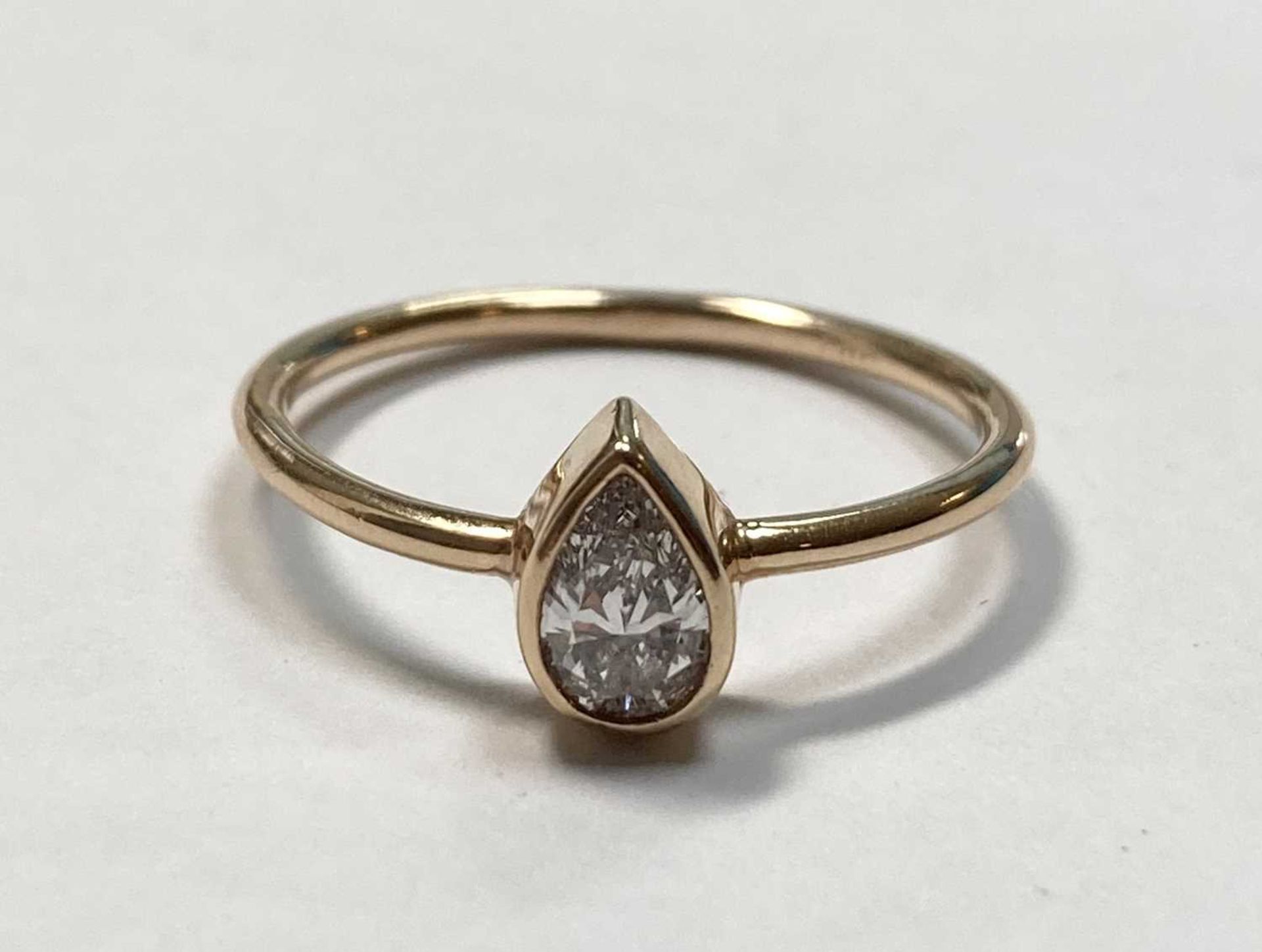 A rose gold single stone pear cut diamond ring, - Bild 5 aus 7