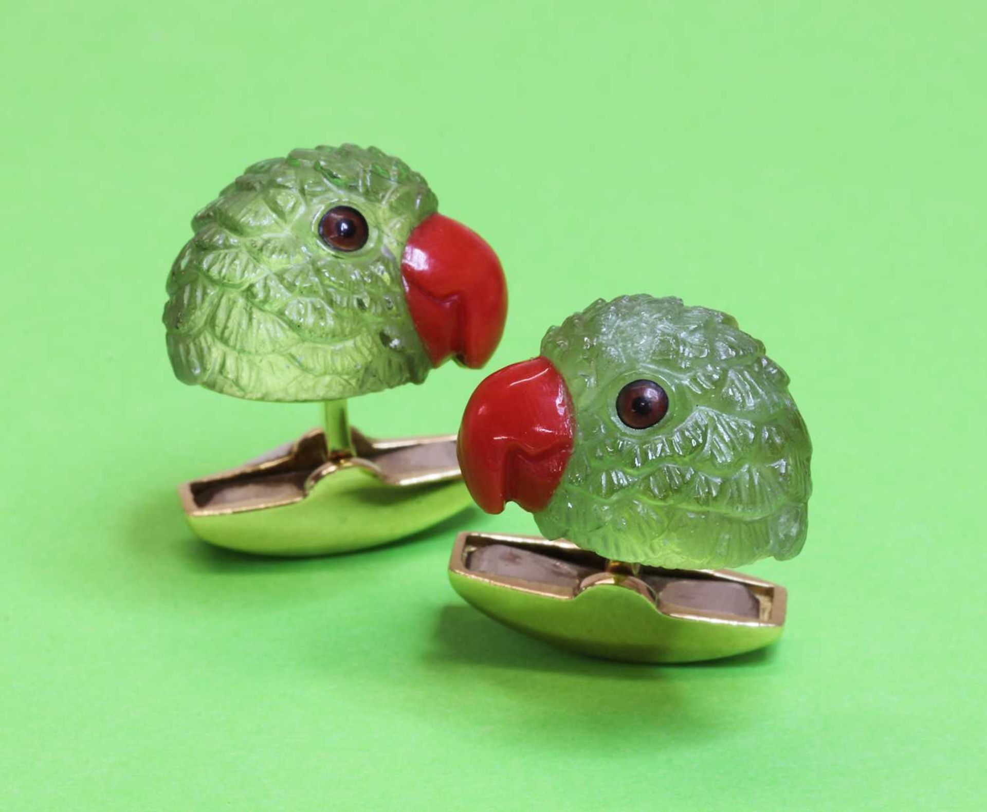 A pair of 18ct gold carved peridot and coral parrot head cufflinks, by Deakin & Francis, retailed by - Bild 2 aus 5