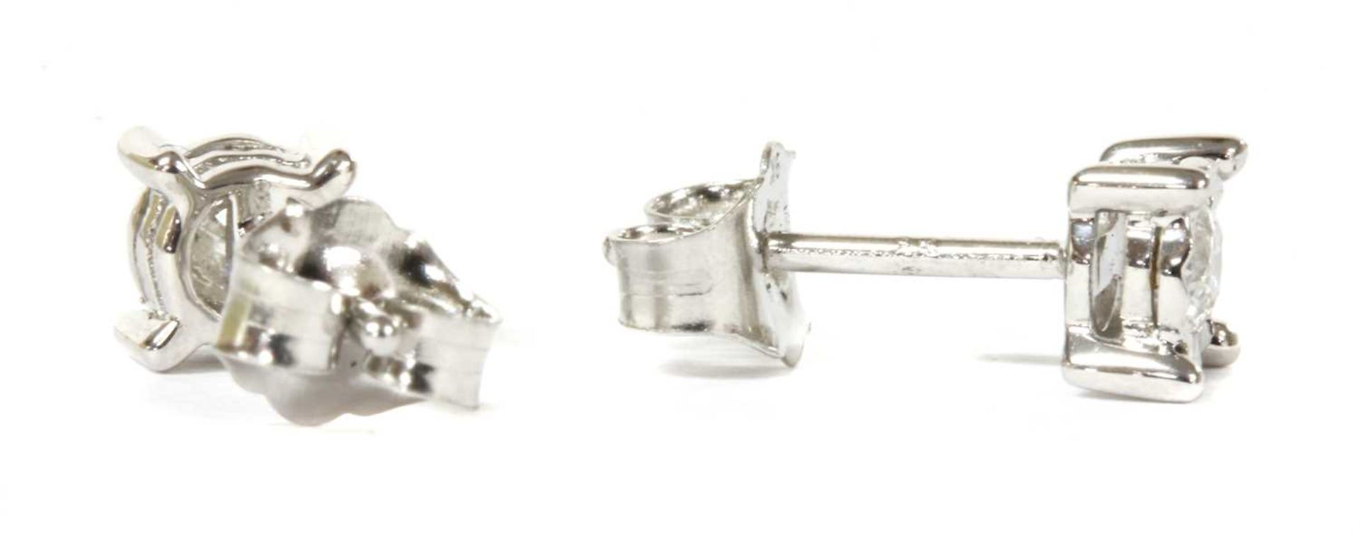 A pair of white gold single stone diamond stud earrings, - Bild 2 aus 2