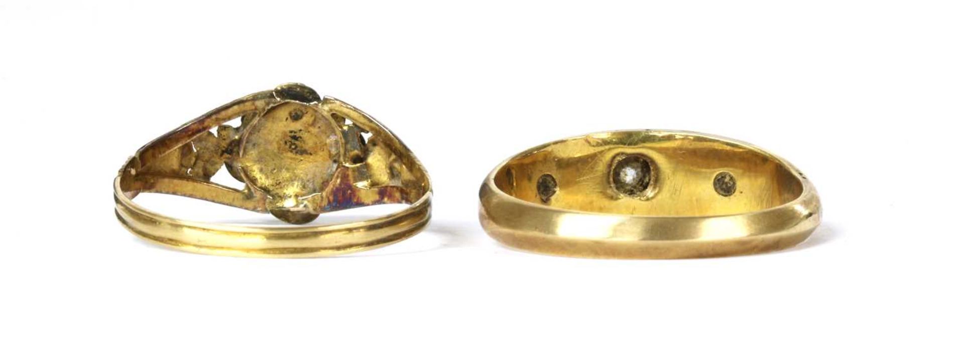 A gold three stone diamond ring, - Bild 2 aus 3