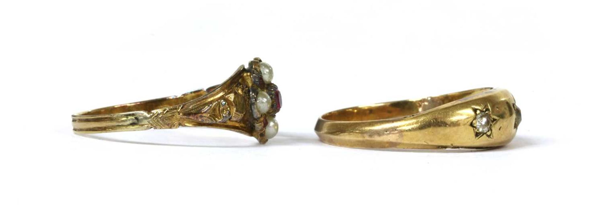 A gold three stone diamond ring, - Bild 3 aus 3