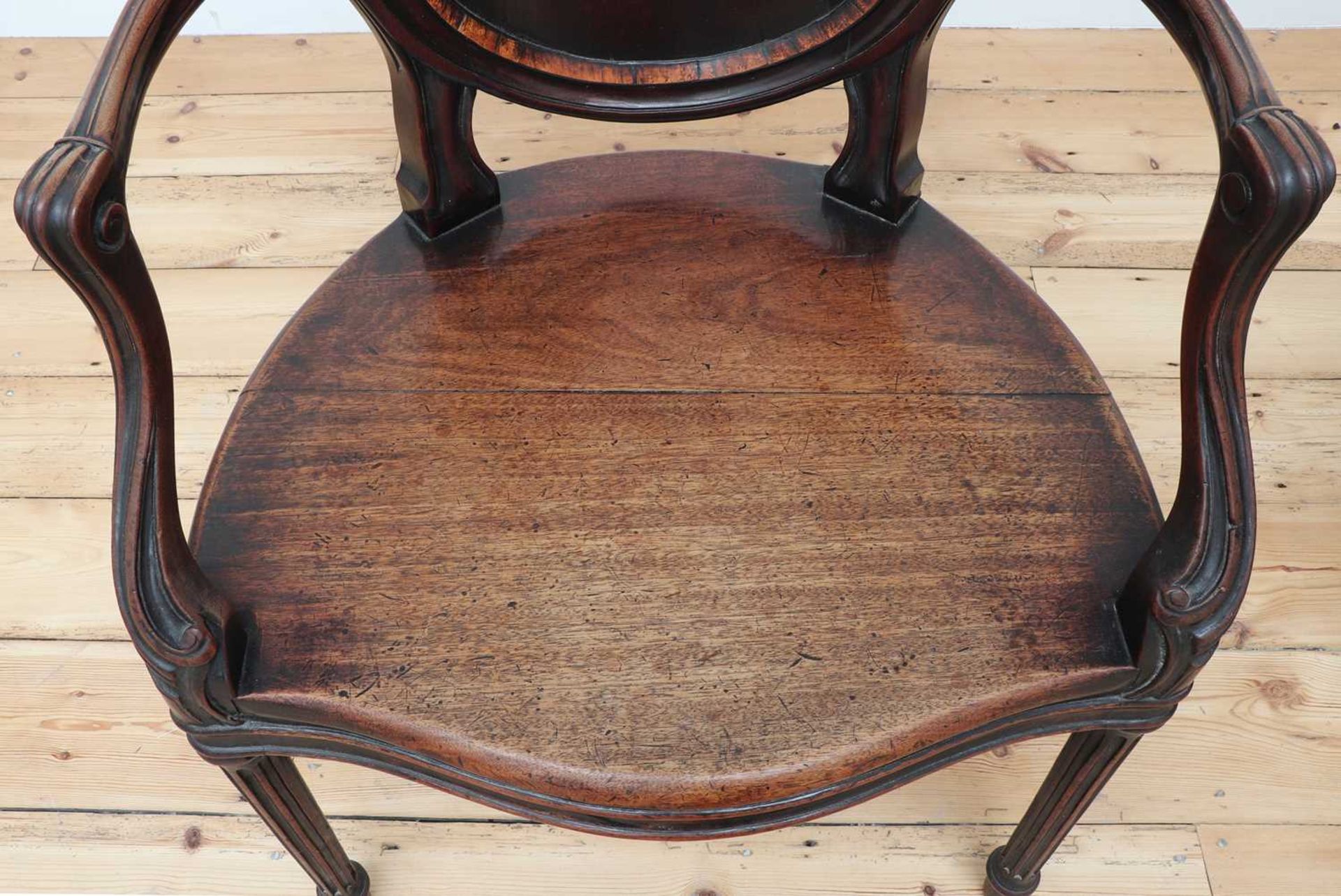 A pair of mahogany hall chairs, - Bild 13 aus 119