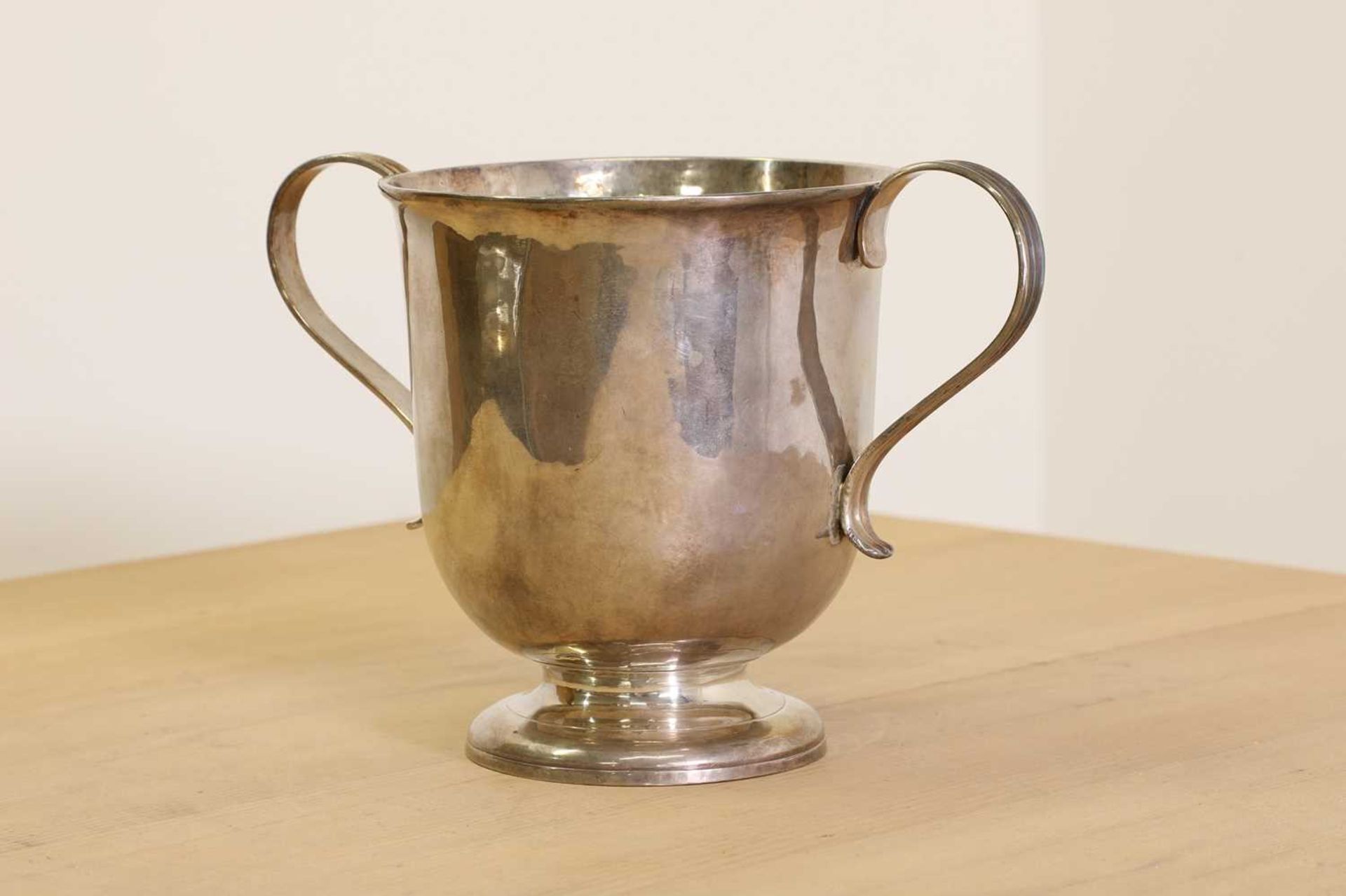 A George I silver two-handled cup, - Bild 2 aus 4