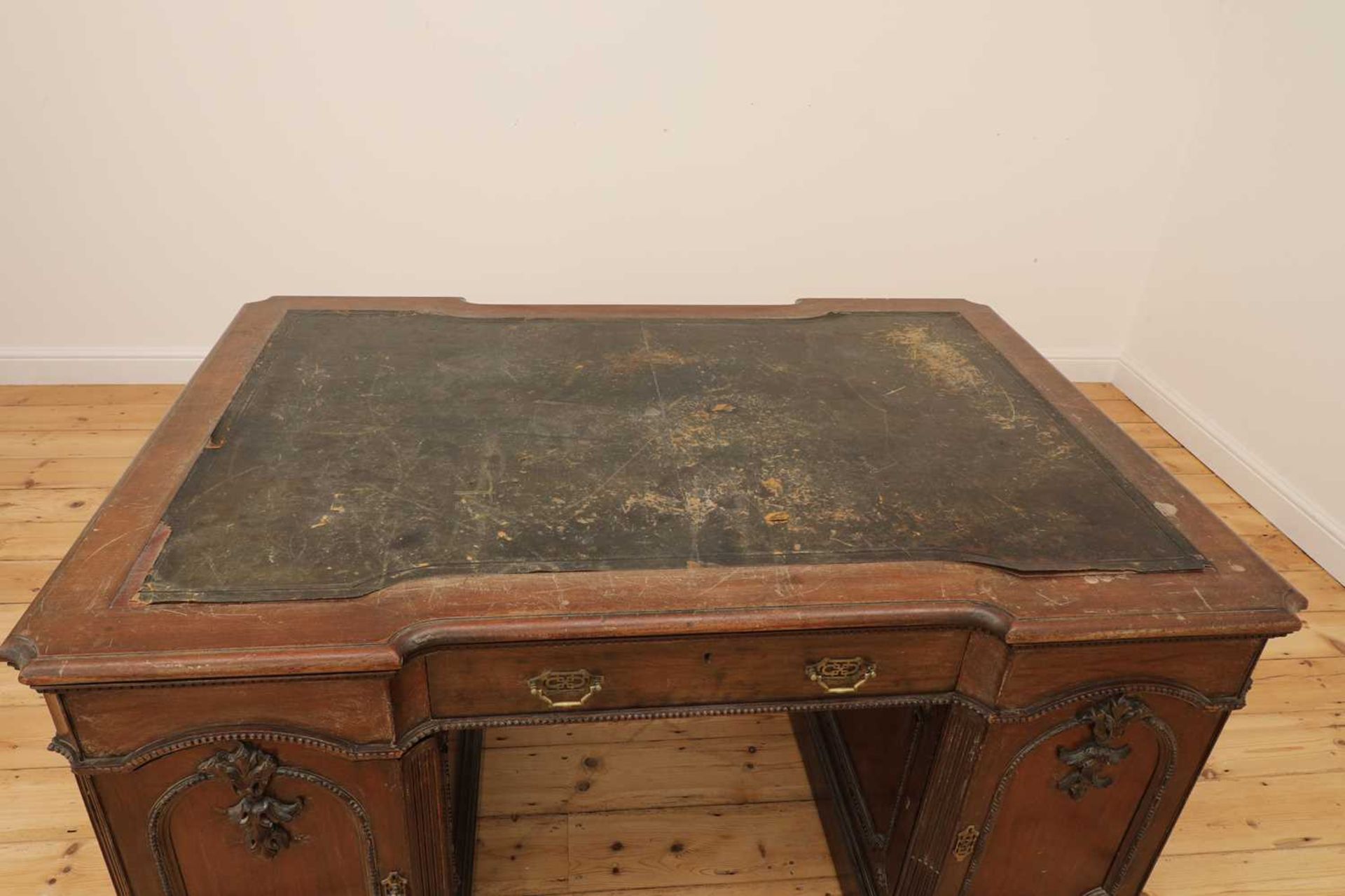 A George III-style walnut partners' desk, - Bild 4 aus 24