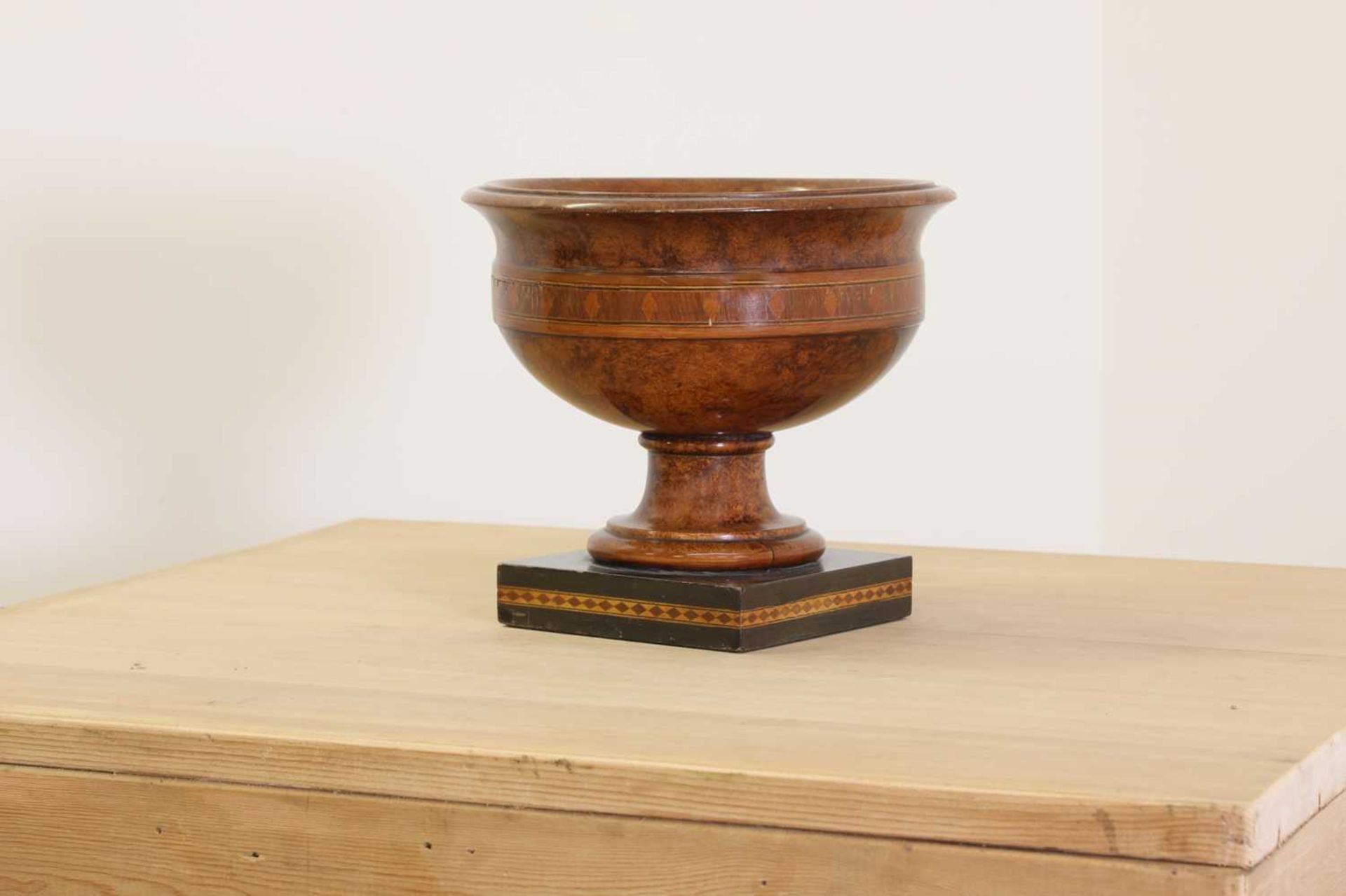 A grained beech pedestal bowl, - Bild 2 aus 13
