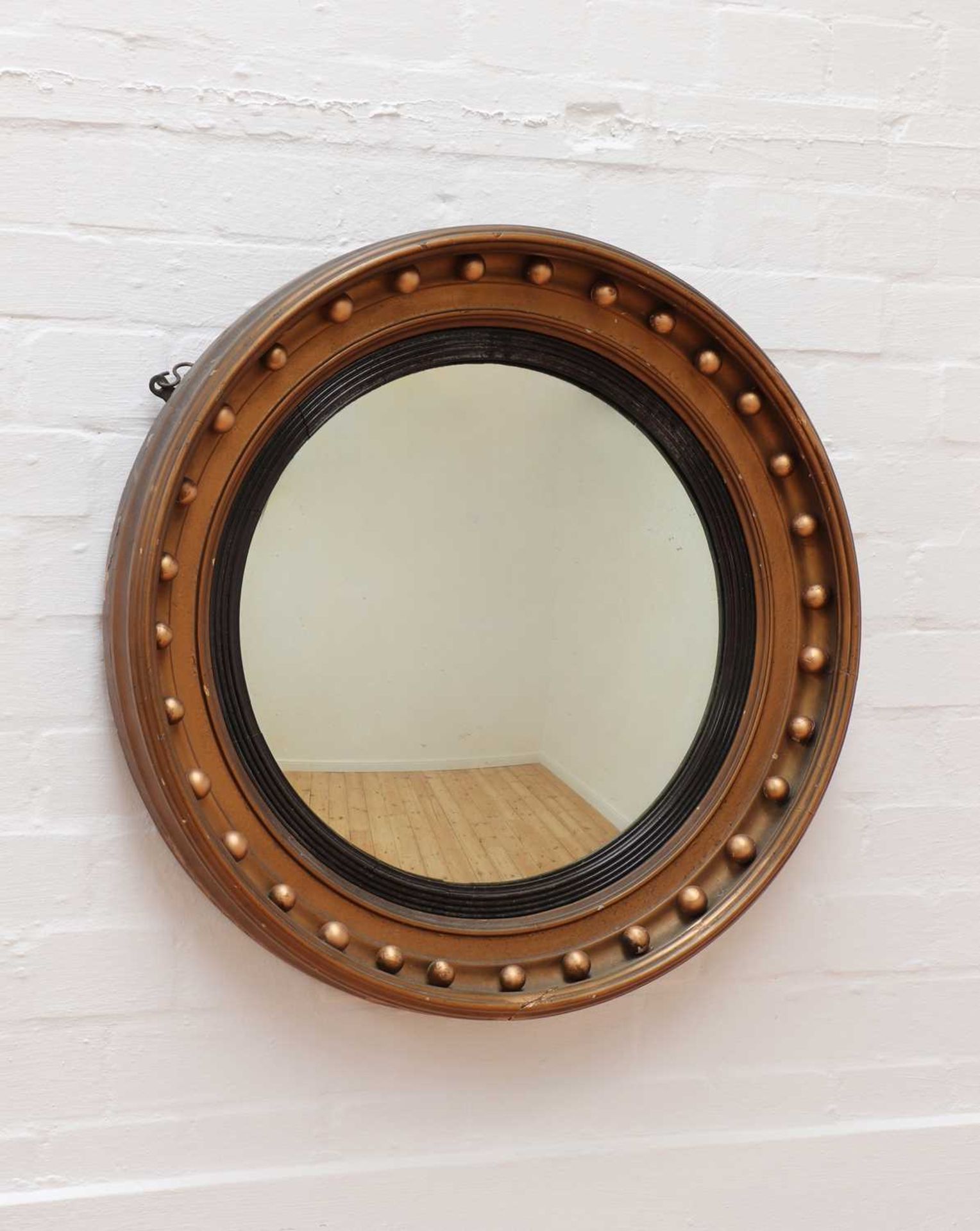 A Regency-style giltwood convex mirror, - Bild 2 aus 3