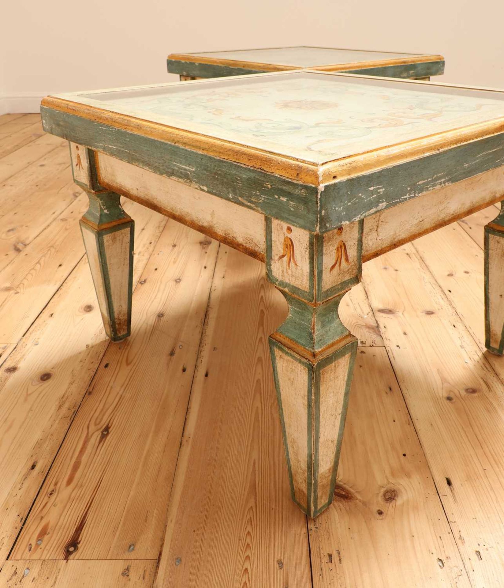 A pair of Continental painted wood low tables, - Bild 4 aus 7